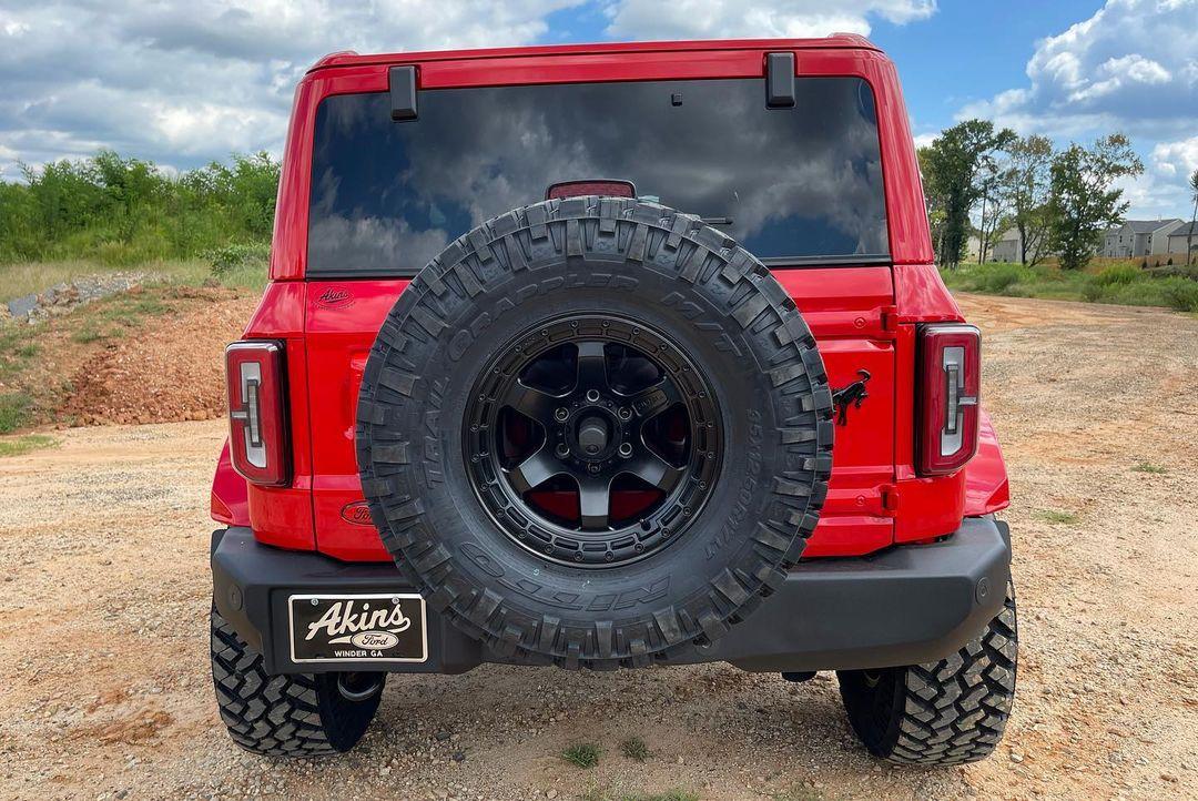 Ford Bronco Color Matched Race Red 2-Door Big Bend with: Painted Roof + Painted Fender Flares + Gloss Black Grille + Fuel Wheels 2021 Bronco Race Red Color Matched Painted Roof Painted Fender Flares Gloss Black Grille 7