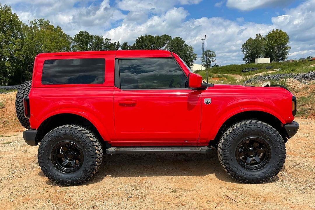 Ford Bronco Color Matched Race Red 2-Door Big Bend with: Painted Roof + Painted Fender Flares + Gloss Black Grille + Fuel Wheels 2021 Bronco Race Red Color Matched Painted Roof Painted Fender Flares Gloss Black Grille 3