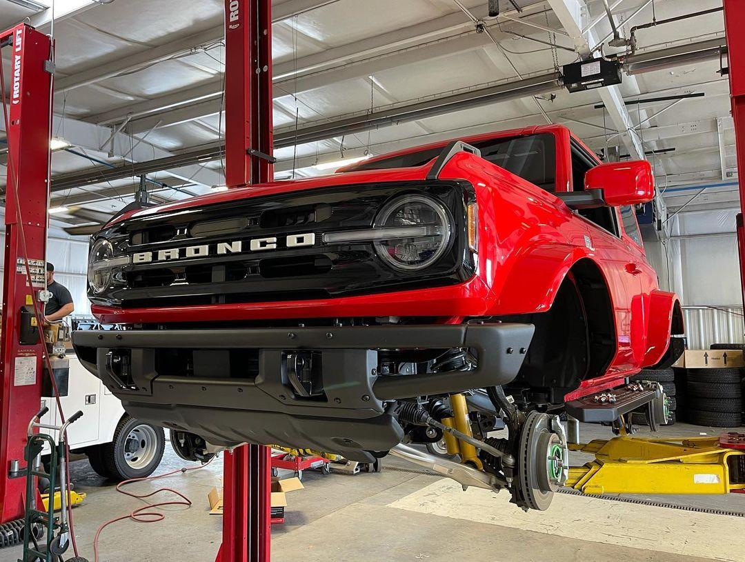 Ford Bronco Color Matched Race Red 2-Door Big Bend with: Painted Roof + Painted Fender Flares + Gloss Black Grille + Fuel Wheels 2021 Bronco Race Red Color Matched Painted Roof Painted Fender Flares Gloss Black Grille 1