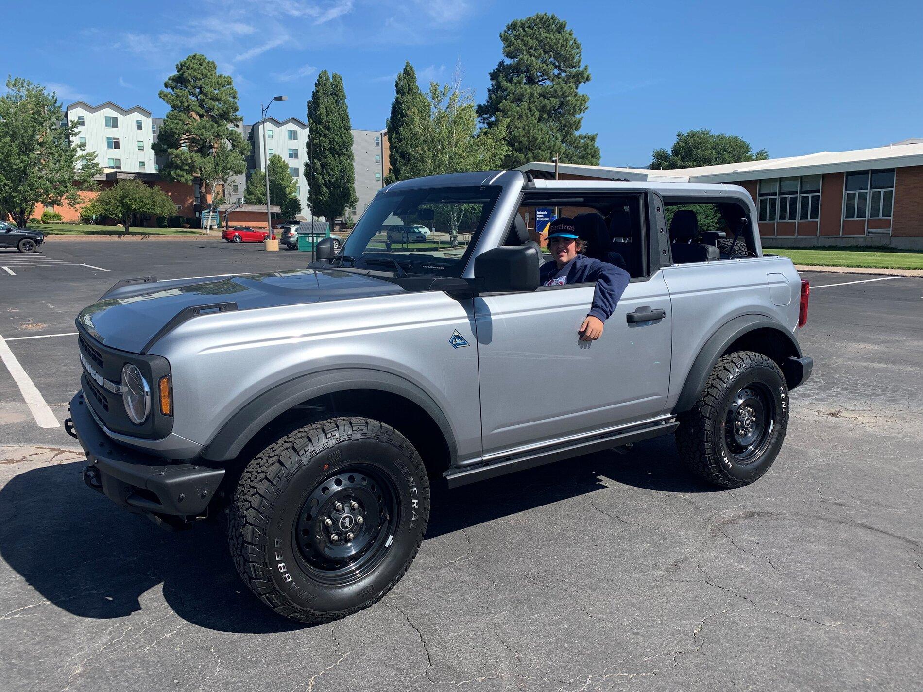 Ford Bronco ICONIC SILVER Bronco Club B2