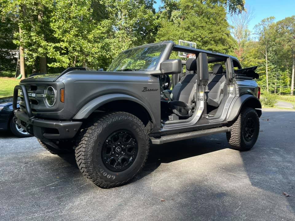 2021 Bronco black powdercoated beauty beadlock rings 2.jpg