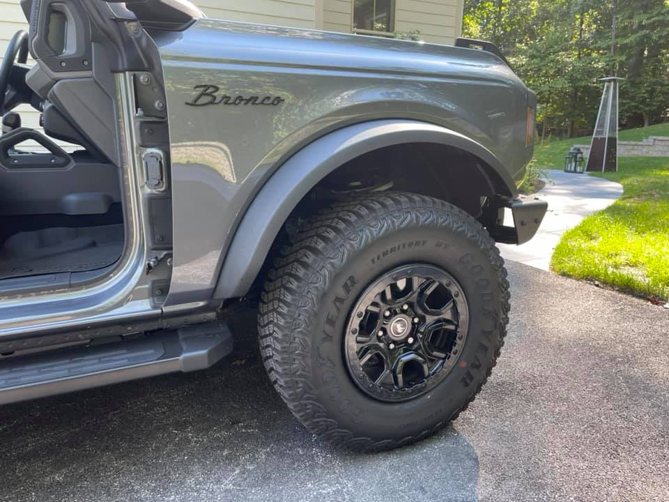 2021 Bronco black powdercoated beauty beadlock rings 4.jpg