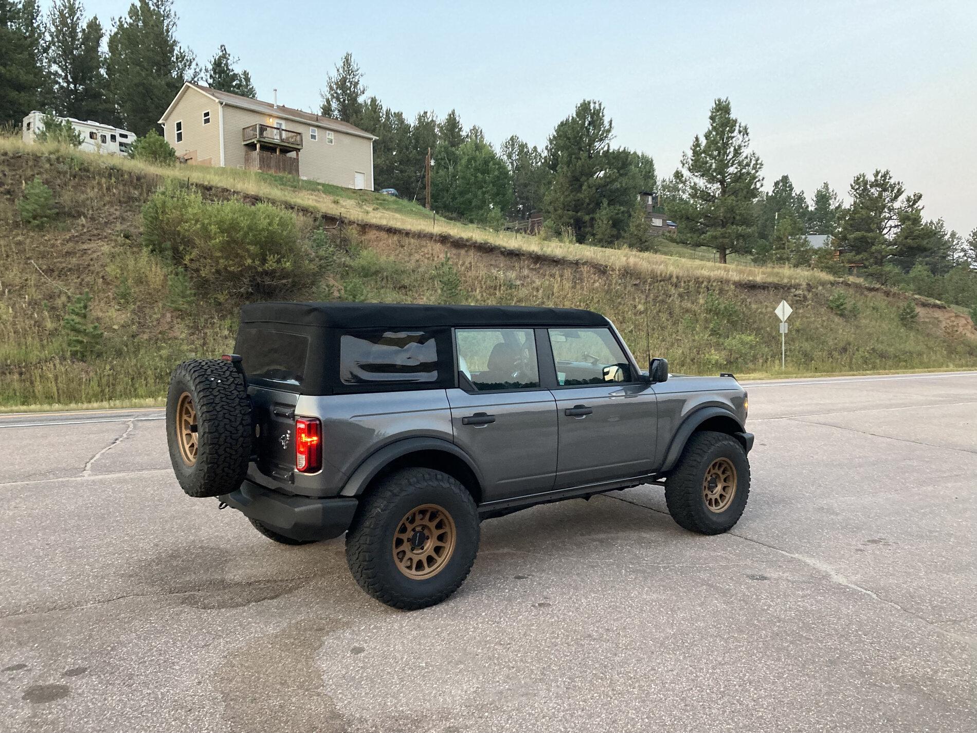 Ford Bronco CARBONIZED GRAY Bronco Club 810782FB-AAA6-4A51-8AA9-C397B8D7DB5C