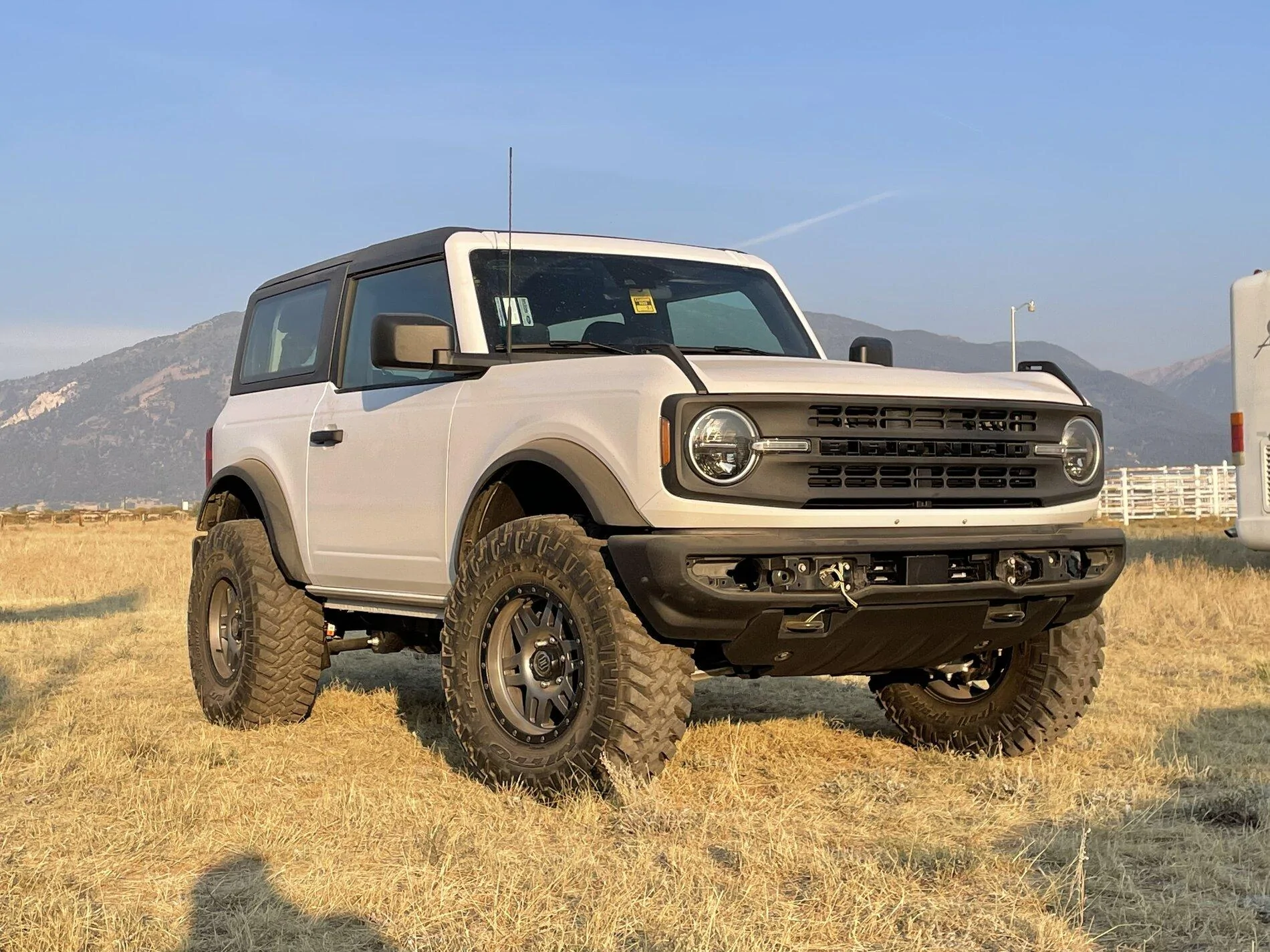 Ford Bronco OXFORD WHITE Bronco Club 87A439CE-1FF1-49AC-B853-CE9ABC9D511E