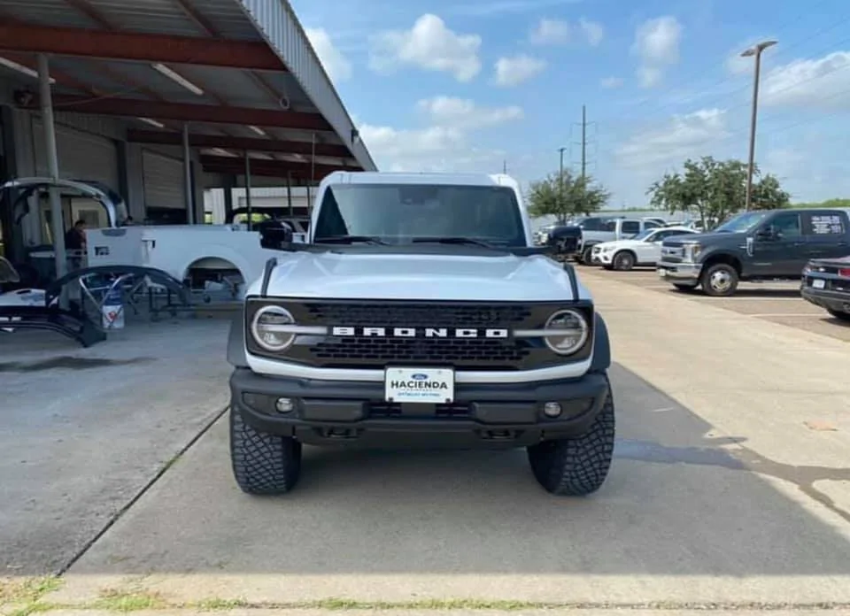Ford Bronco Video:  White Wildtrak with white painted hardtop and painted bumpers white-painted-mic-top-bronco-wildtrak-3-jpg