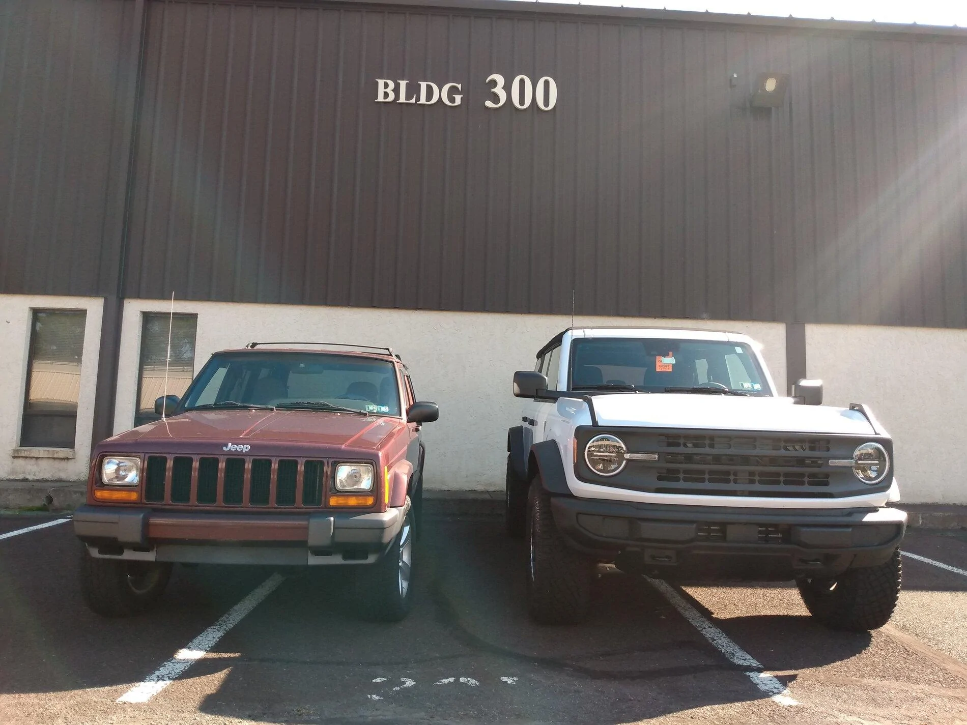 Ford Bronco Bronco vs XJ 1631457497717
