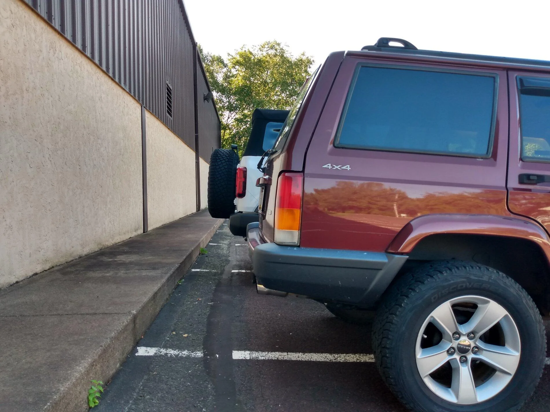 Ford Bronco Bronco vs XJ 1631457532733