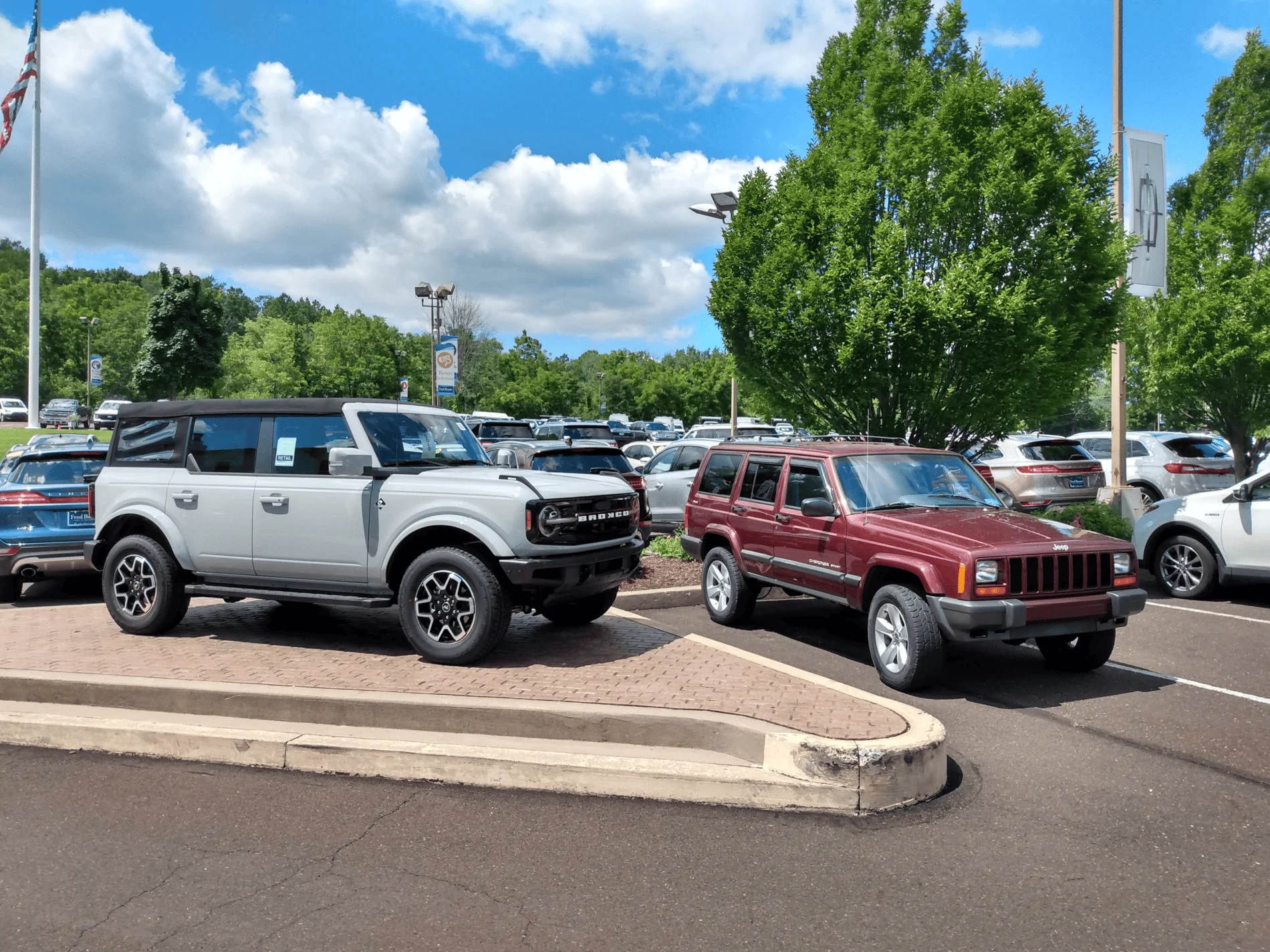Ford Bronco Bronco vs XJ 1631457824696
