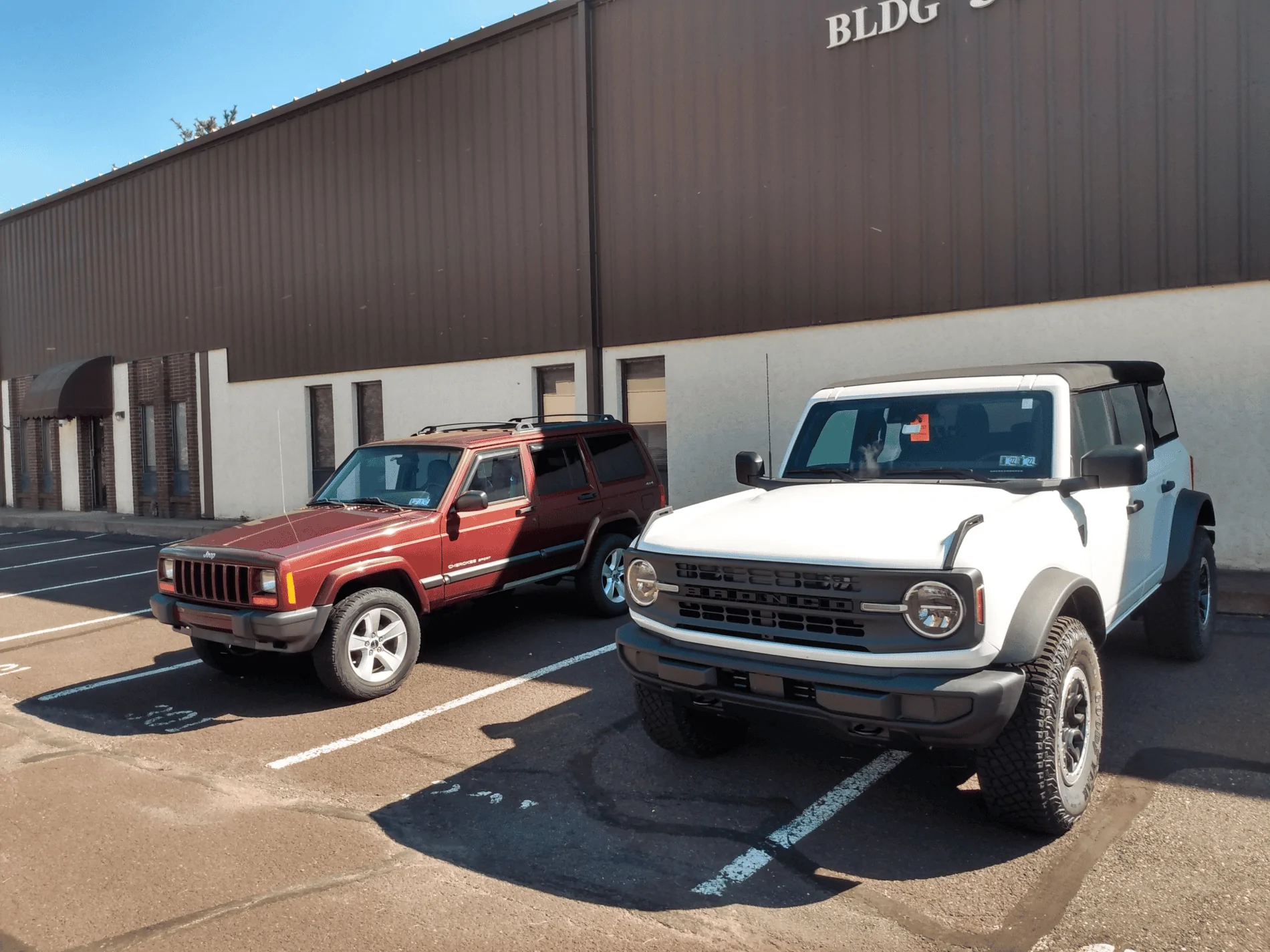 Ford Bronco Bronco vs XJ 1631458136695