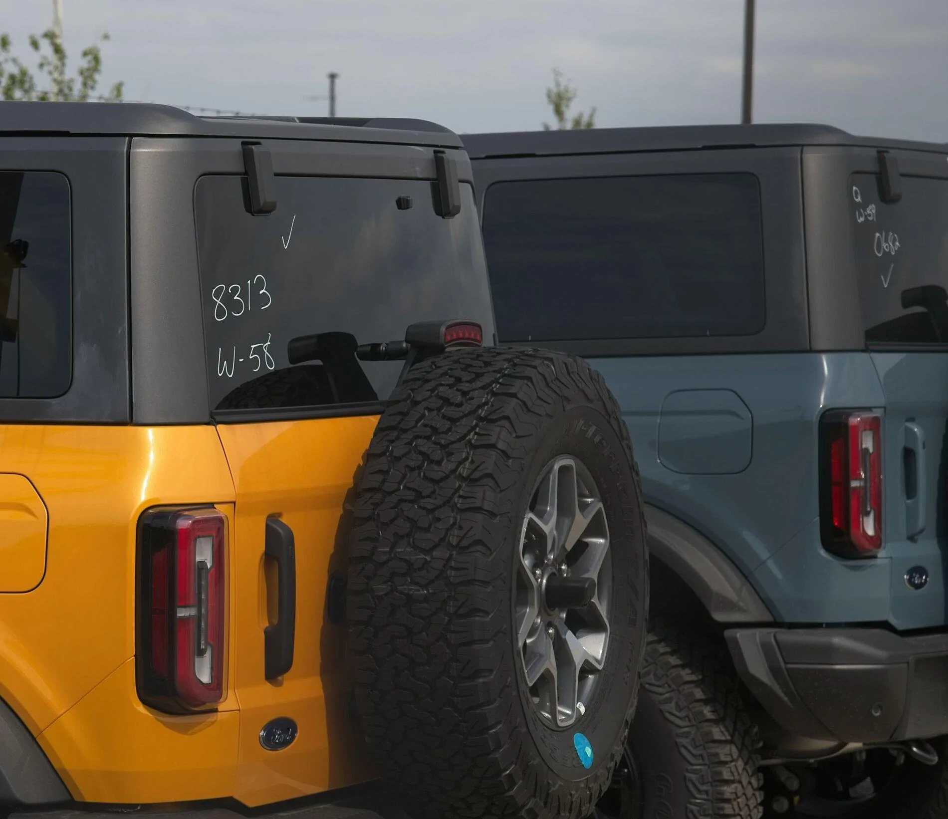 Ford Bronco "Dirt mountain" Bronco storage lot - video & pics from today jam08527-jpg