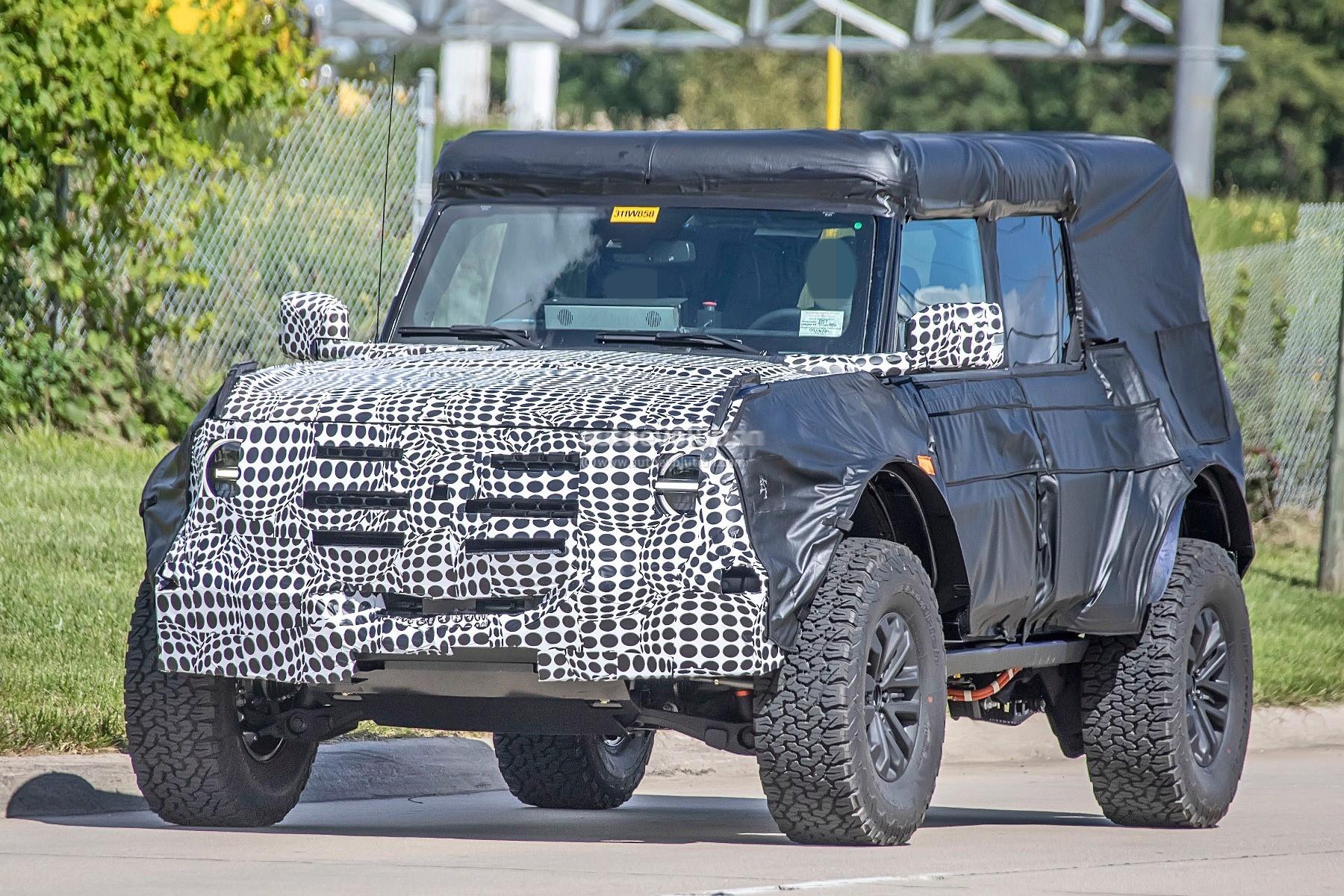 2022-ford-bronco-raptor-imagined-with-f-150-raptor-front-grille_7.jpg