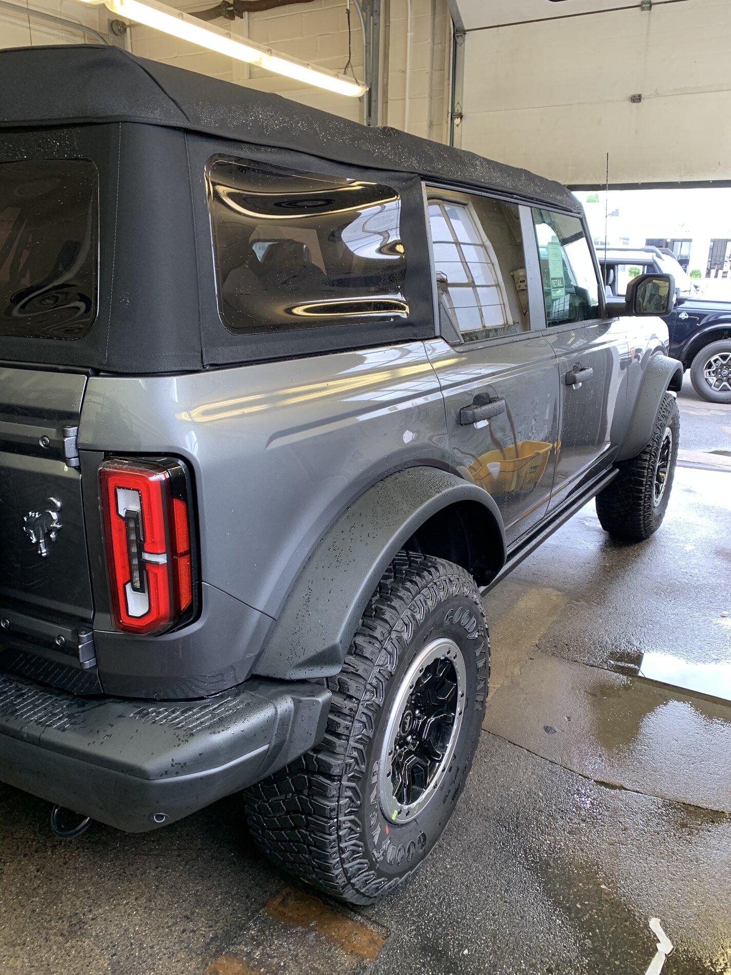 Ford Bronco CARBONIZED GRAY Bronco Club 31031EA8-4ED4-49DF-992A-DA80EE91520E