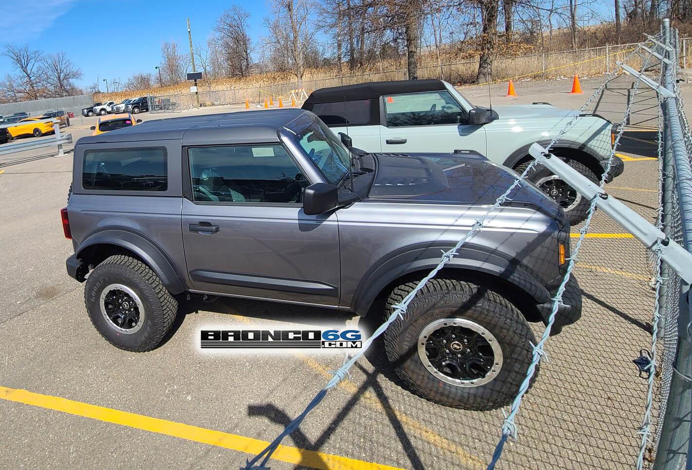 Ford Bronco Pics: Ford Accessory Hood Scoop and Fender Flares by Air Design installed on 2021 Bronco 2-Door Big Bend 2021-bronco-hood-molding-