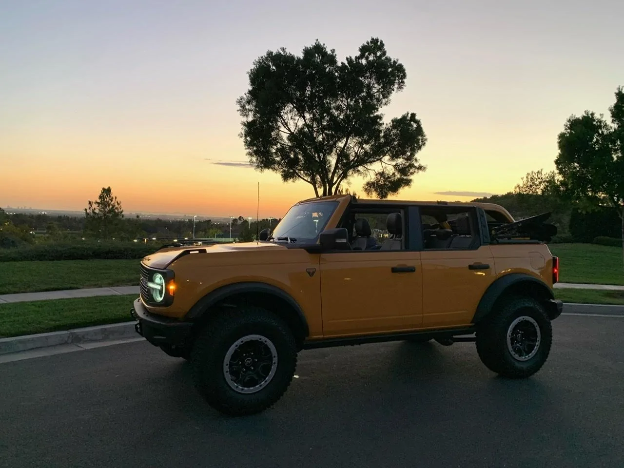 Ford Bronco Cyber Orange Sunset FA6043C8-140B-408F-93FA-C66048B513A6