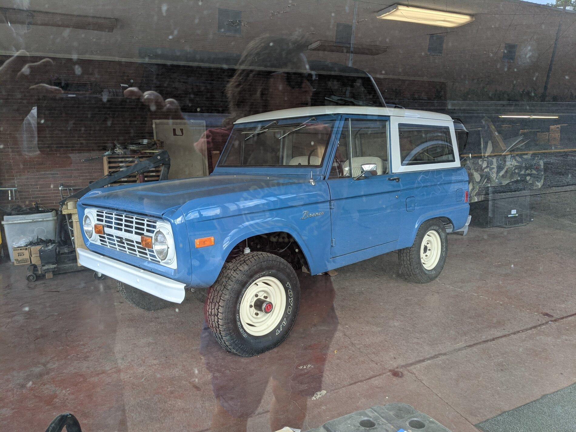 Ford Bronco Bronco spotted being painted grabber blue!!! PXL_20210918_152446278.MP