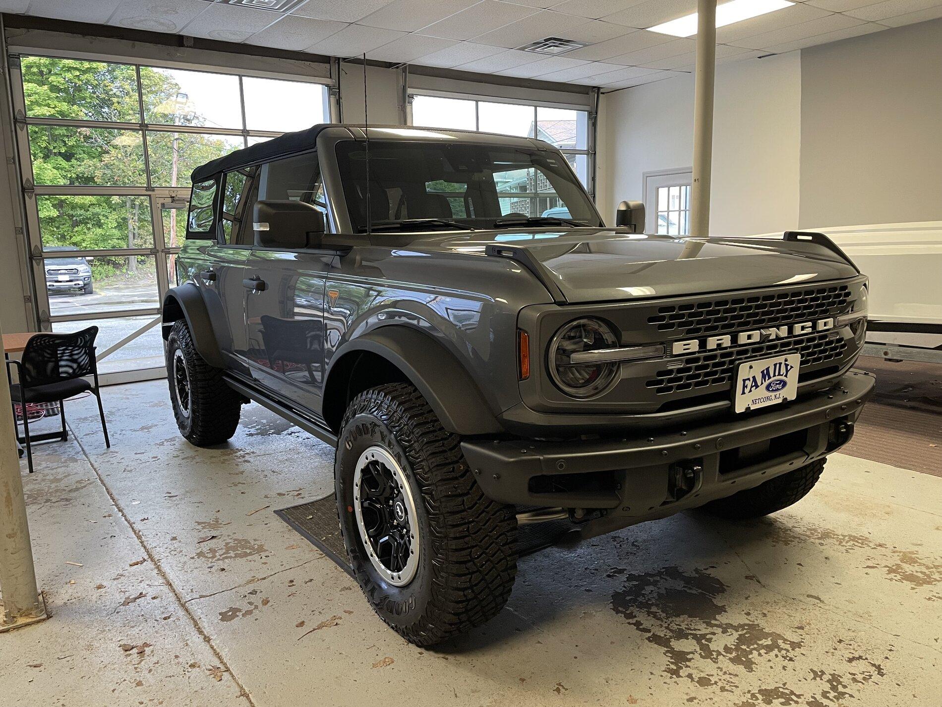 Ford Bronco CARBONIZED GRAY Bronco Club IMG-1204
