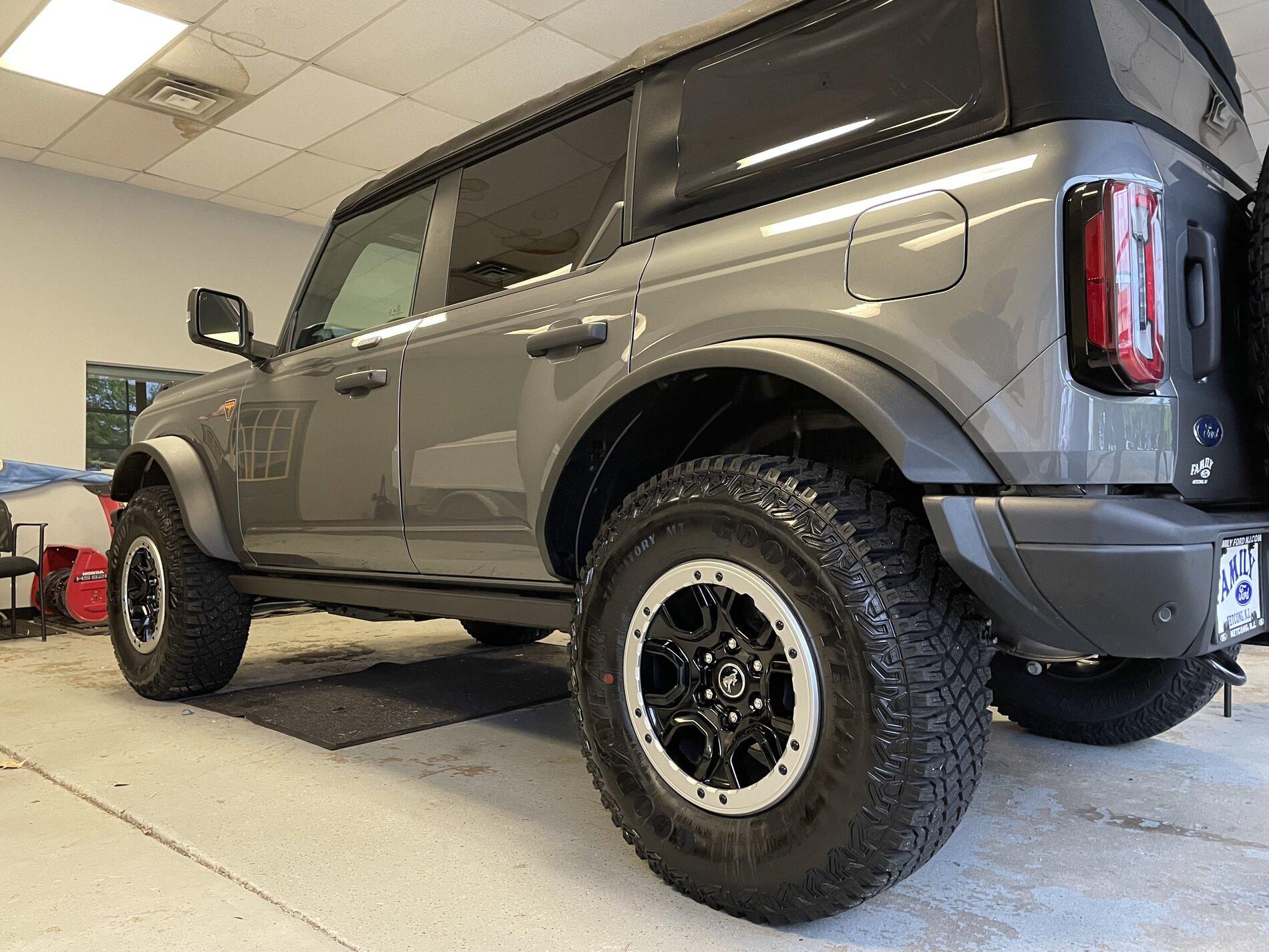 Ford Bronco CARBONIZED GRAY Bronco Club IMG-1207