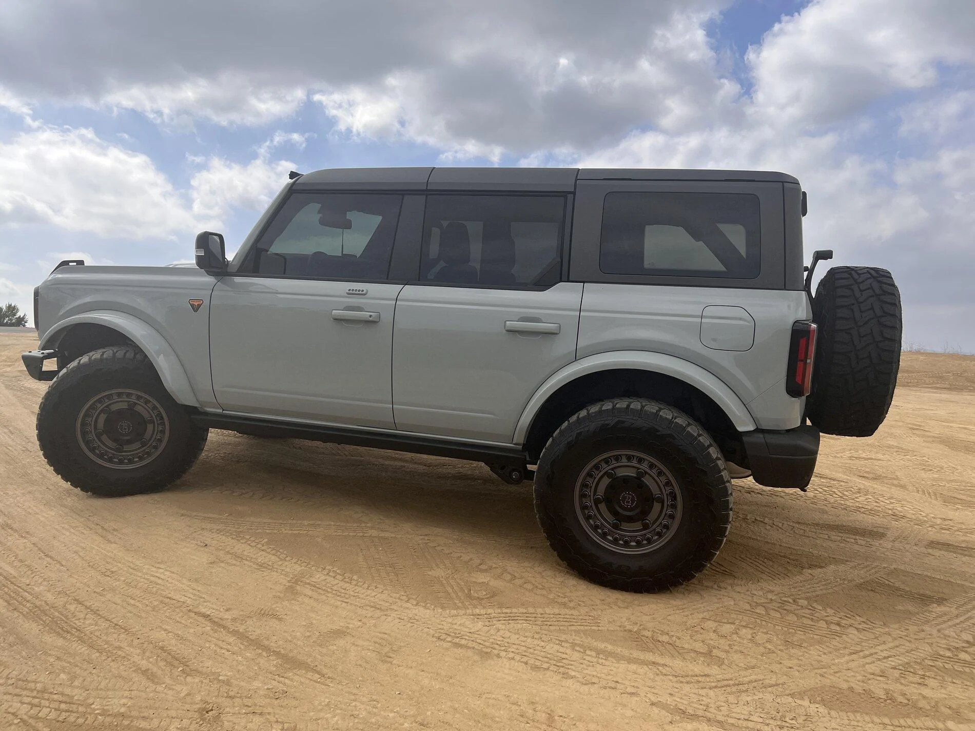 Ford Bronco Cactus Gray Badlands : 35’s, Black Rhino Gunmetal wheels, Toyo A/T tires, LED corner lights and lightbar, painted fenders 49E8A6FD-642F-49F0-9626-FD79D9EDBD2C