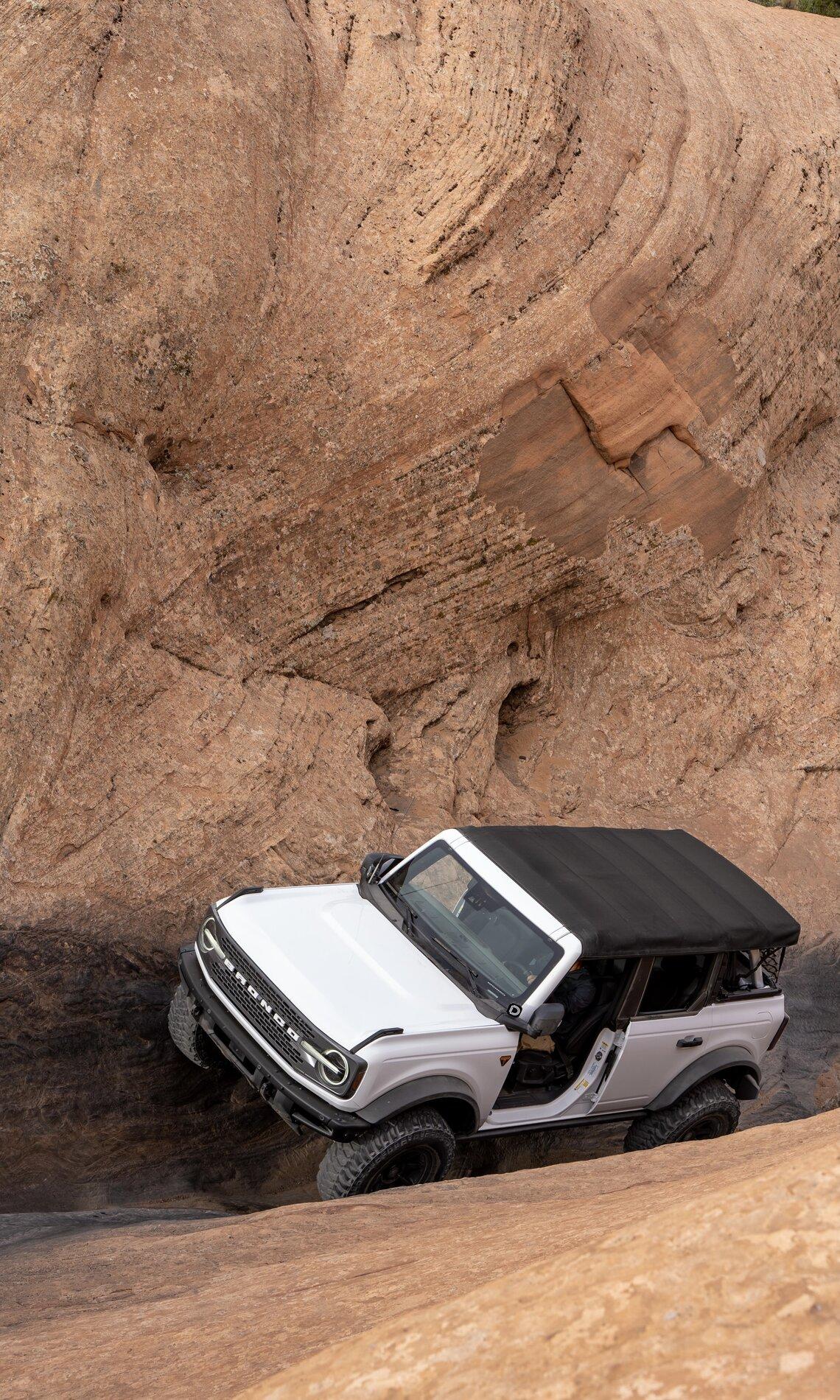 Ford Bronco OXFORD WHITE Bronco Club 100733BA-B705-48CD-B175-4ED5A66FBE65