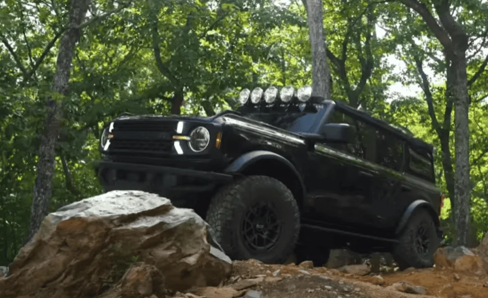 Ford Bronco Safari Style Light Bars? 1633041422628