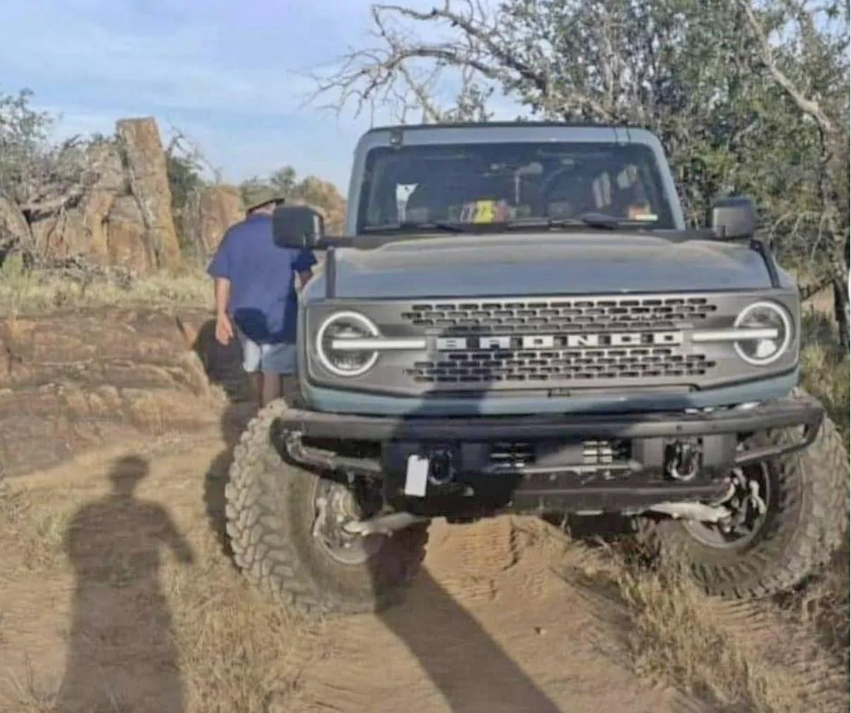 Ford Bronco 2021 Bronco snaps both tie rods valiantly on extreme obstacle (Queens Throne obstacle on K2 trail) 2021 Ford Bronco broken tie rods