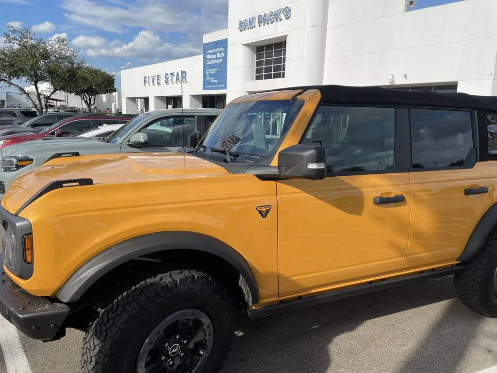 Ford Bronco Cyber Orange vs. Lunar Rock 3B205DCE-8530-4E7D-B485-C090BD344D56_1_105_c