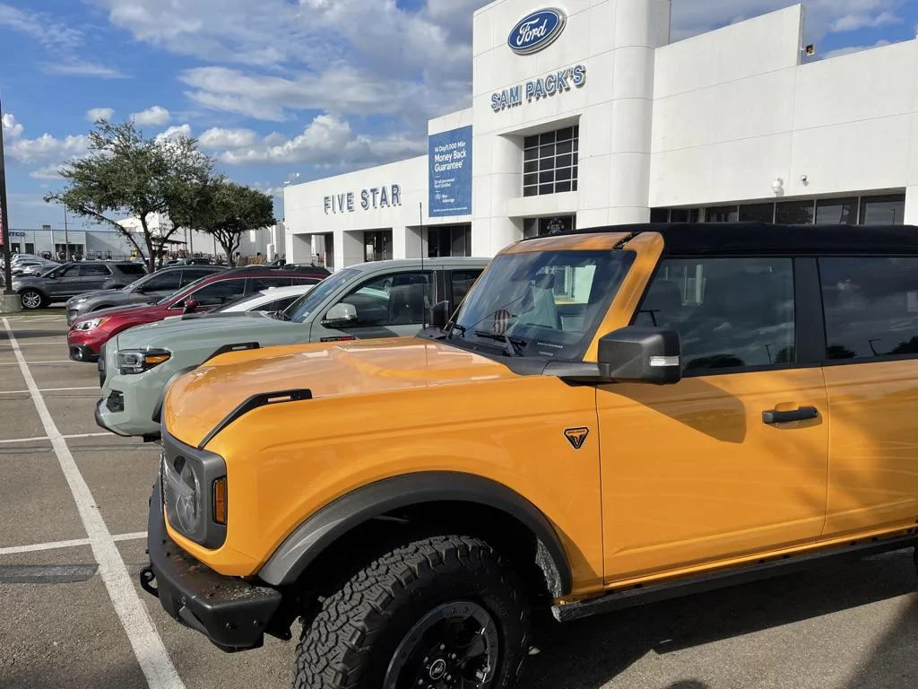 Ford Bronco Cyber Orange vs. Lunar Rock 70E5E6DA-852E-4529-ADF0-26E178536395_1_105_c
