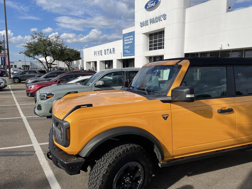 Ford Bronco Cyber Orange vs. Lunar Rock BA85C507-1AAB-4B1E-9642-2ACA6E2B1EF7_1_105_c