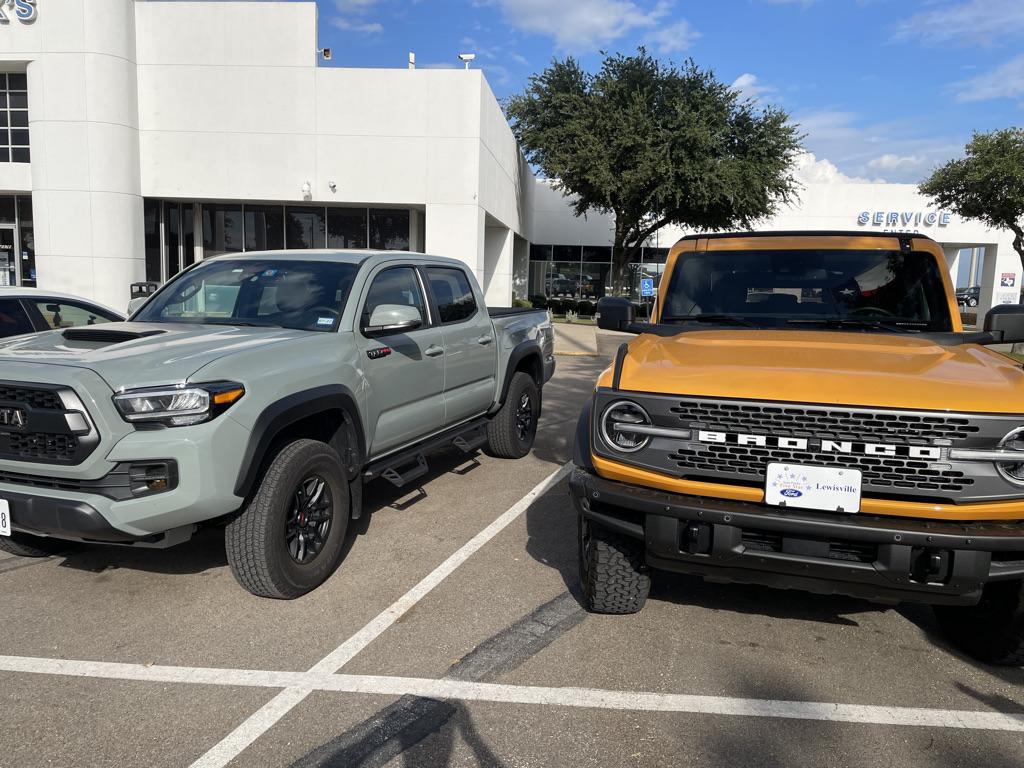 Ford Bronco Cyber Orange vs. Lunar Rock A502B4C1-7061-4A75-BF6A-04BF23A3F352_1_105_c
