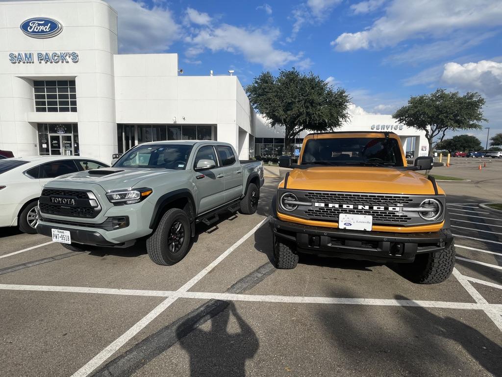 Ford Bronco Cyber Orange vs. Lunar Rock 560AD724-2D16-45A8-A222-472C0FA8CA35_1_105_c