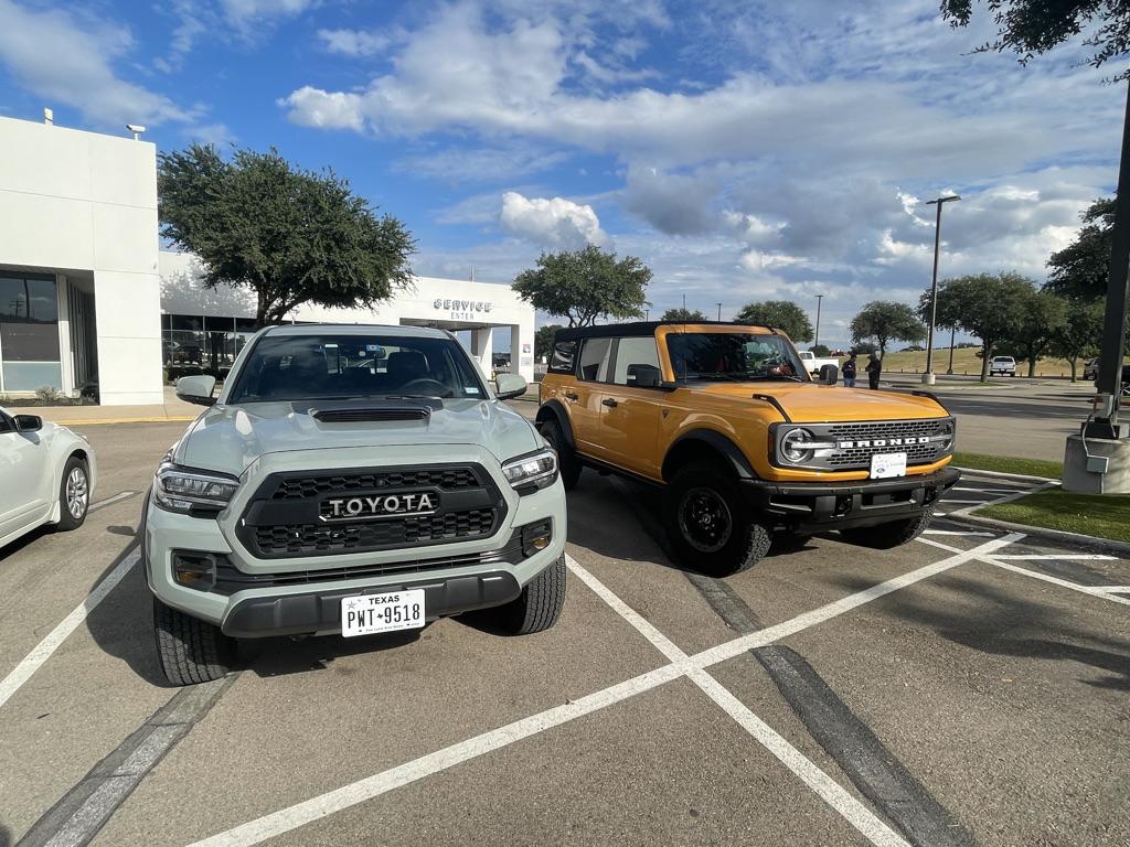 Ford Bronco Cyber Orange vs. Lunar Rock D7983755-62BA-4AFC-ACEA-131B734928BA_1_105_c
