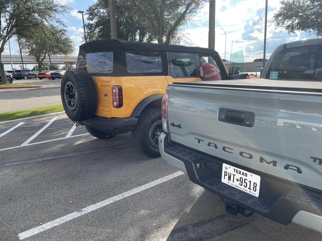 Ford Bronco Cyber Orange vs. Lunar Rock E25C4F4D-356E-40A2-B05E-F177EEE54B1F_1_105_c