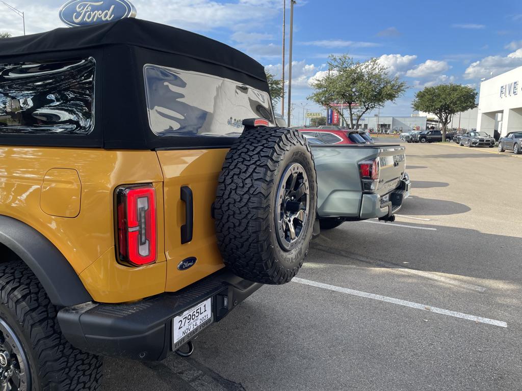 Ford Bronco Cyber Orange vs. Lunar Rock 29308469-C305-45C4-B48C-54BBD3D23FB4_1_105_c