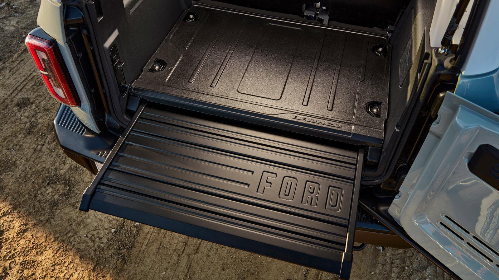 Ford Bronco FORD stamp on the tailgate 5CD92B9F-7E84-4B68-8319-2BDD40736FA7