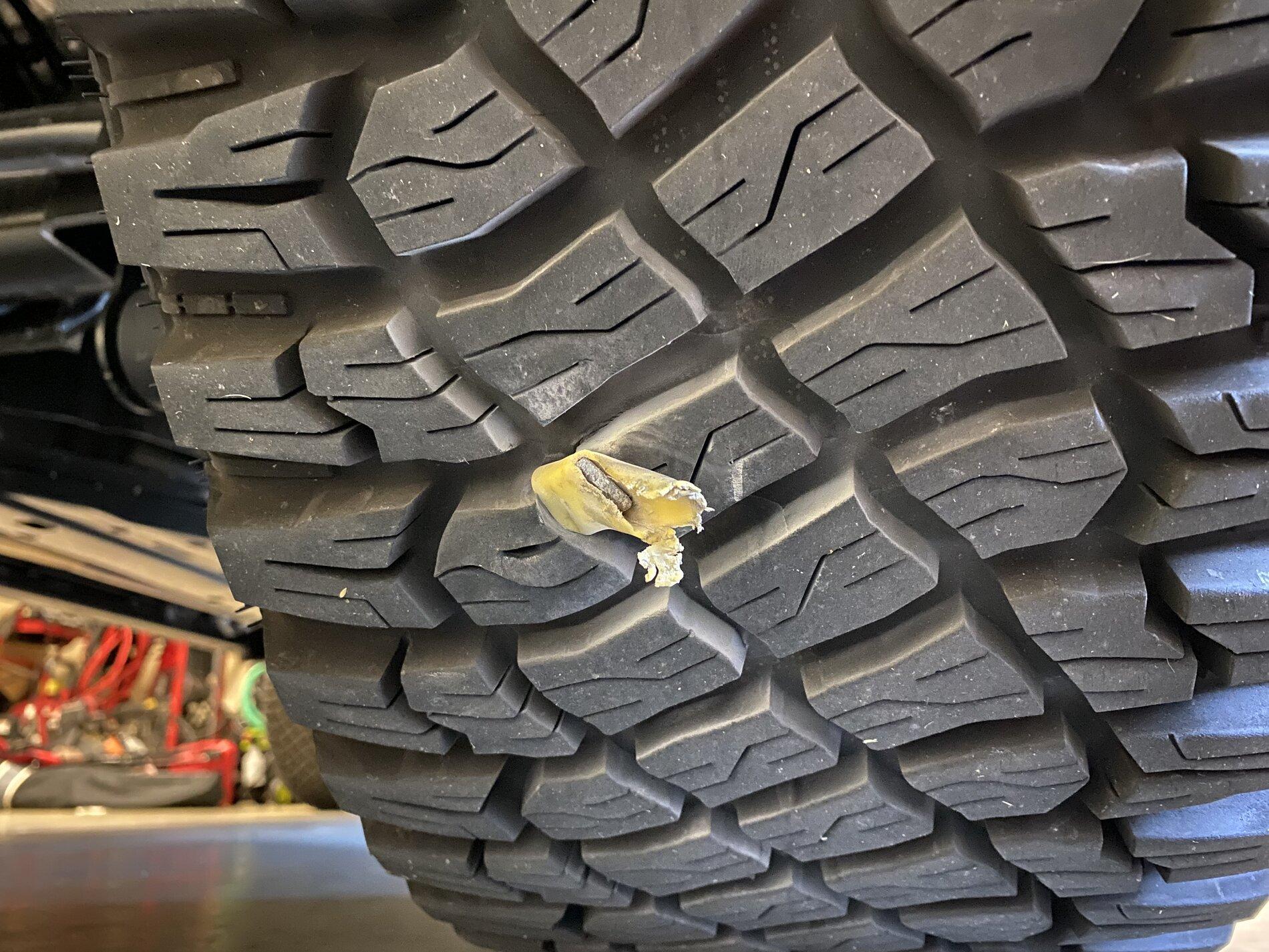 Ford Bronco Sasquatch suspension explained by engineer Dan Edmunds. Tire + wheels weight = 87.5 lbs 337B59C3-4BBD-4C2B-B9FB-2101B5537AE8