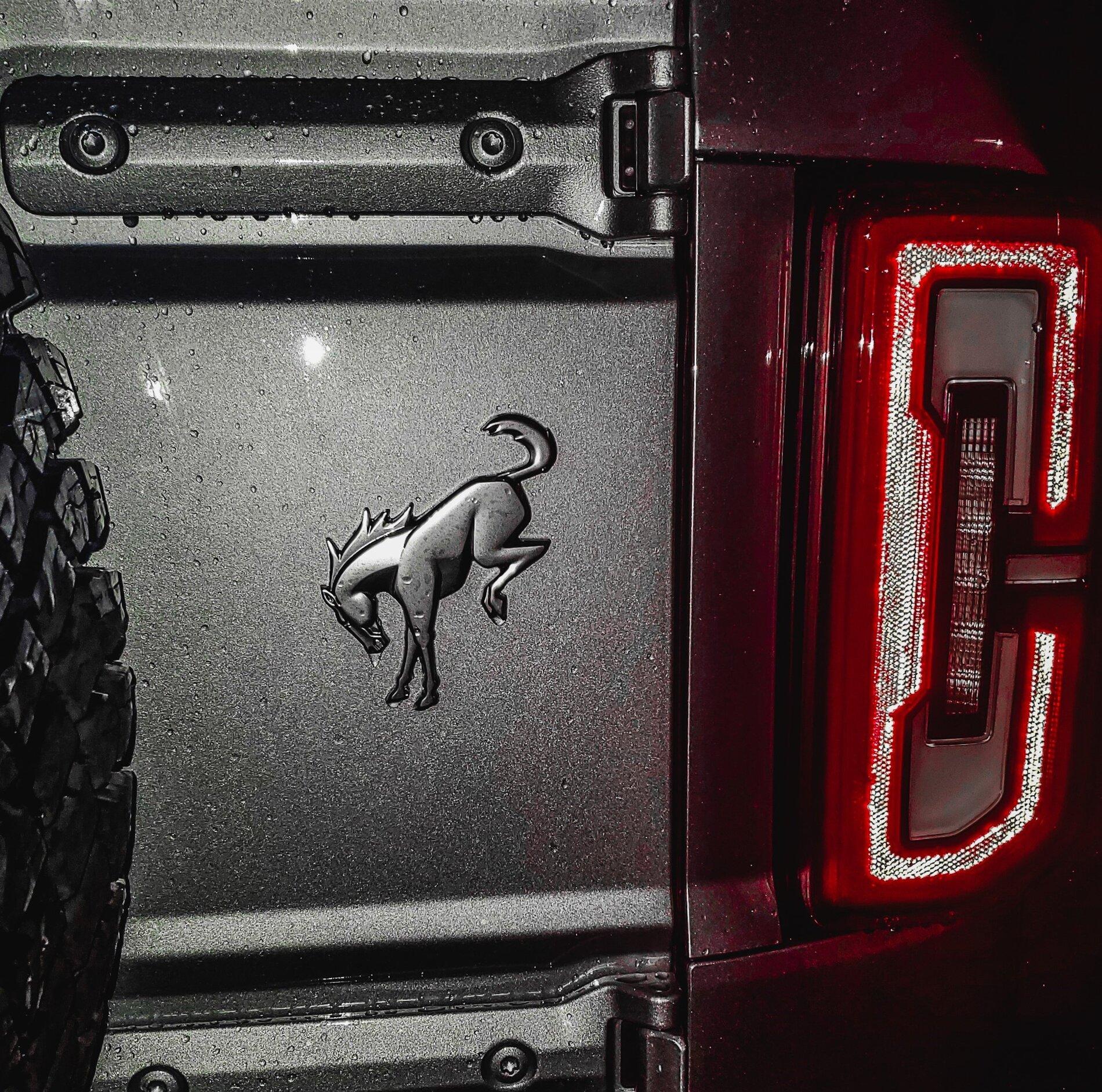 Ford Bronco ICONIC SILVER Bronco Club PSX_20211001_205543a
