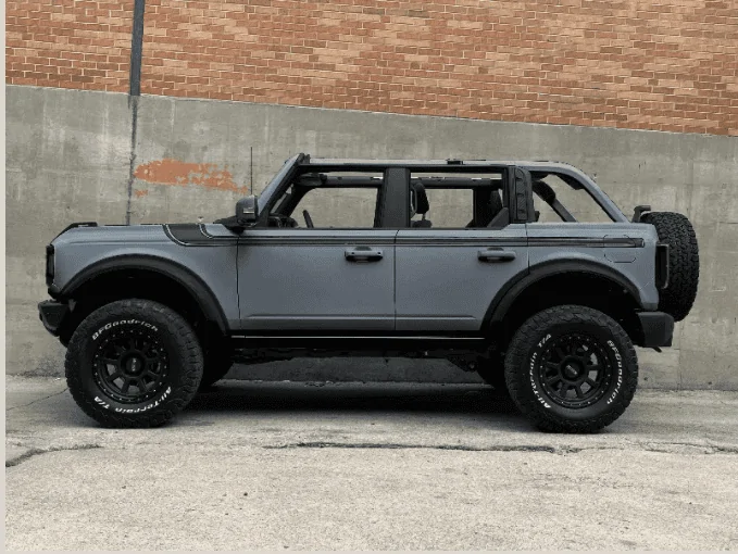 Ford Bronco CARBONIZED GRAY Bronco Club Bronco w Stri