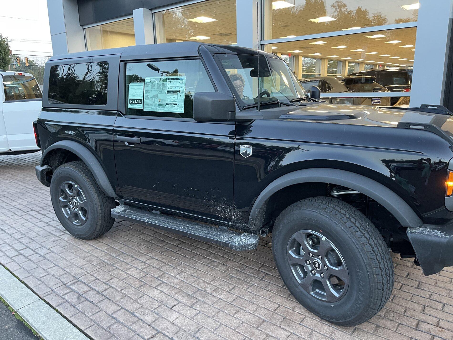 Ford Bronco SHADOW BLACK Bronco Club E39859AA-F92F-4D39-85E8-1E32EE0FE29B