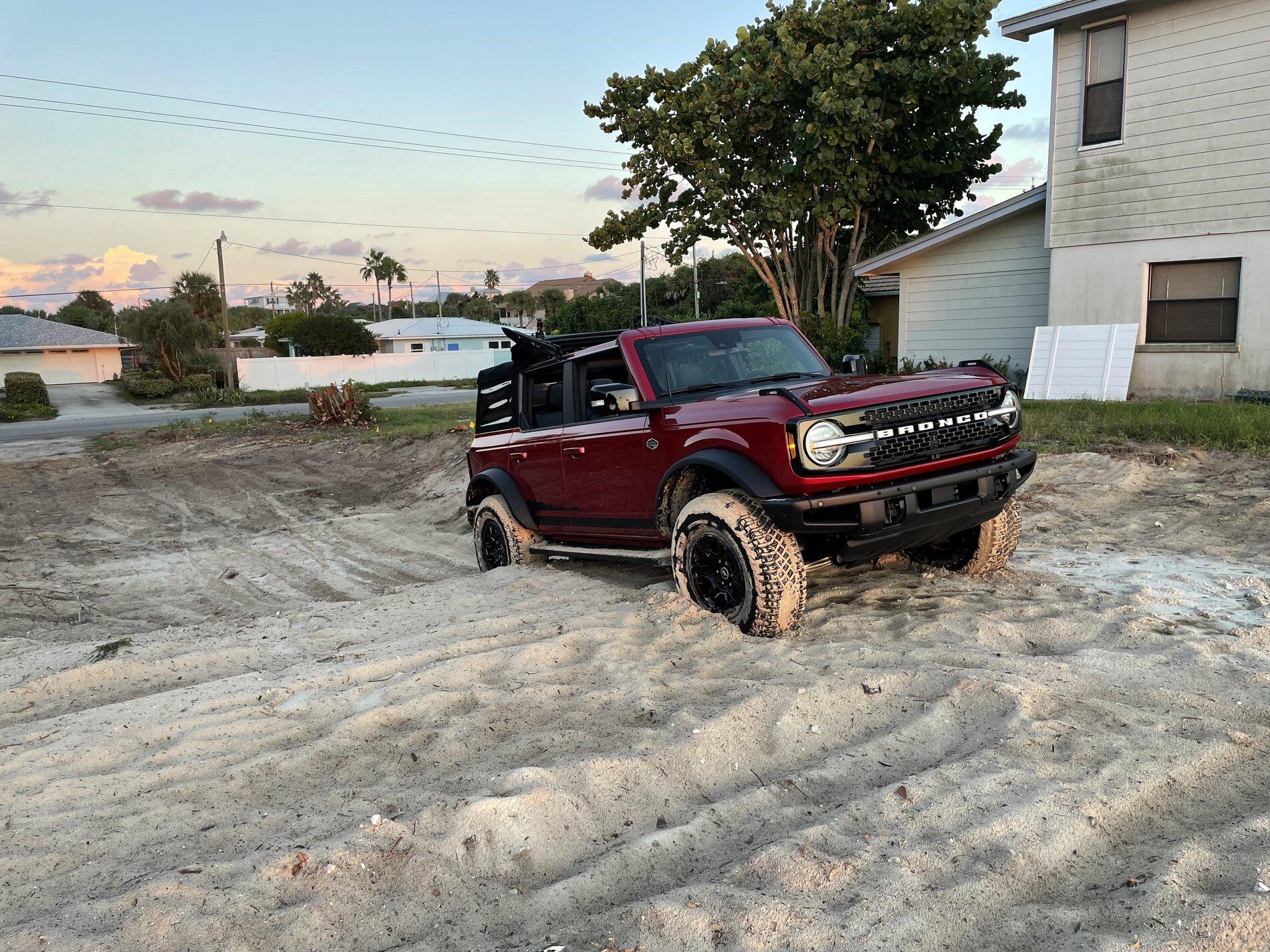 Ford Bronco RAPID RED Bronco Club 78F24E85-CA82-4F9C-B8DD-8E7C7D5C3695
