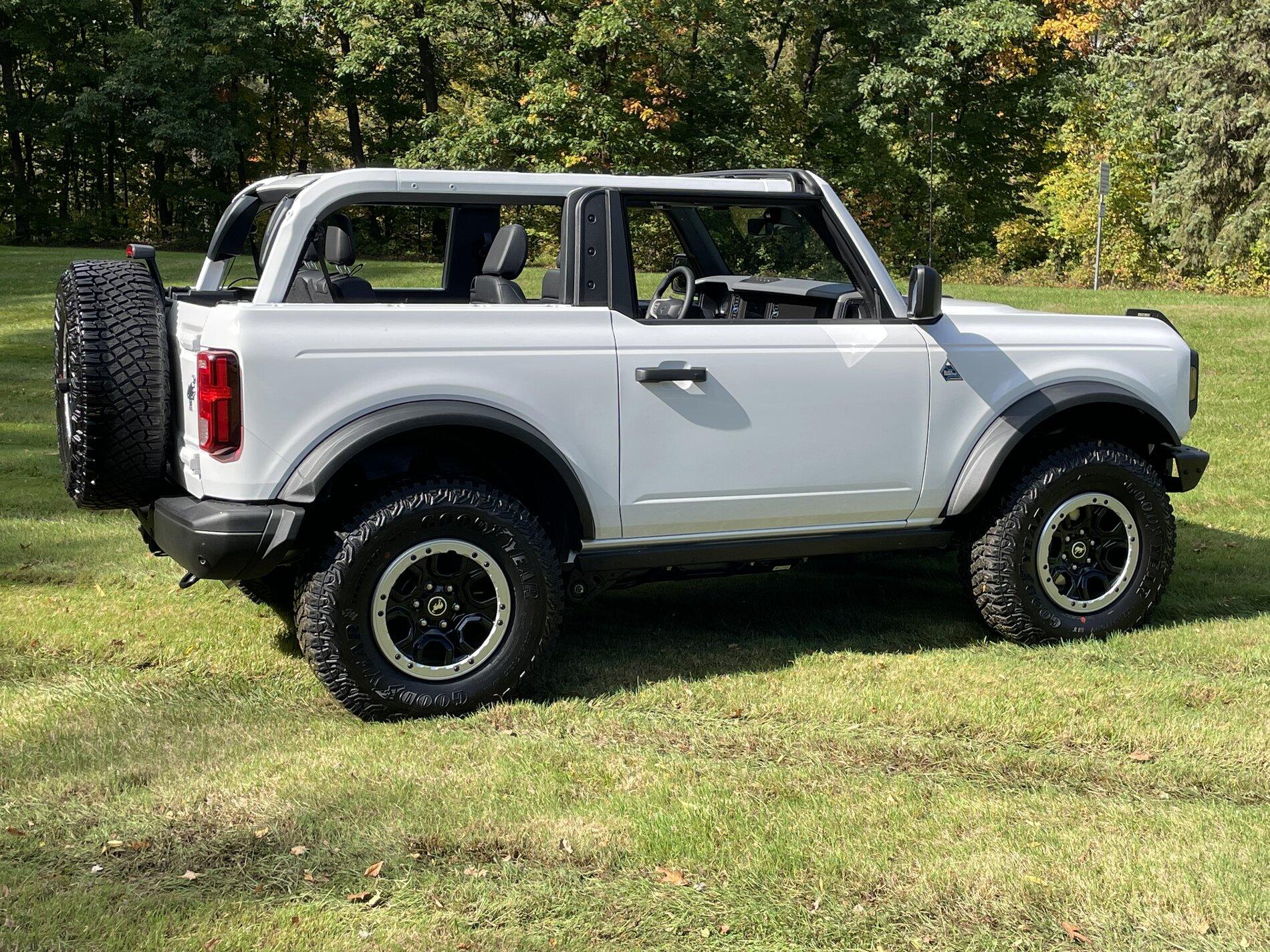 Ford Bronco OXFORD WHITE Bronco Club 954E2910-C0DD-457C-B7E5-AA387BC35E87