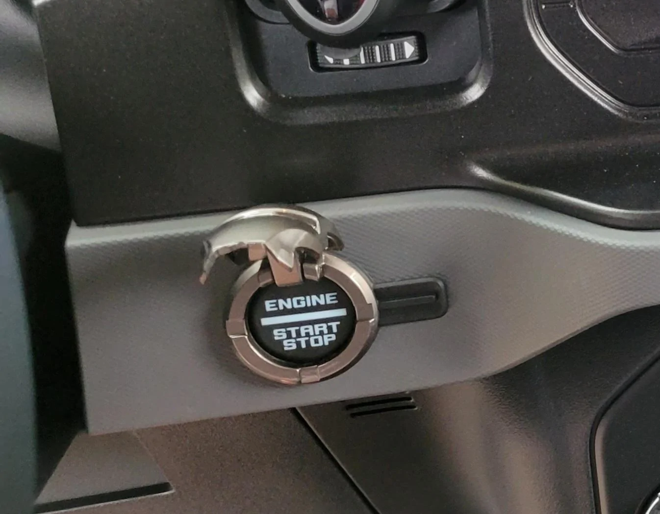 Ford Bronco Adding USB Multiport / Splitter / MMB Multimedia Input Box and Simple Dash Mount 20211002_164929