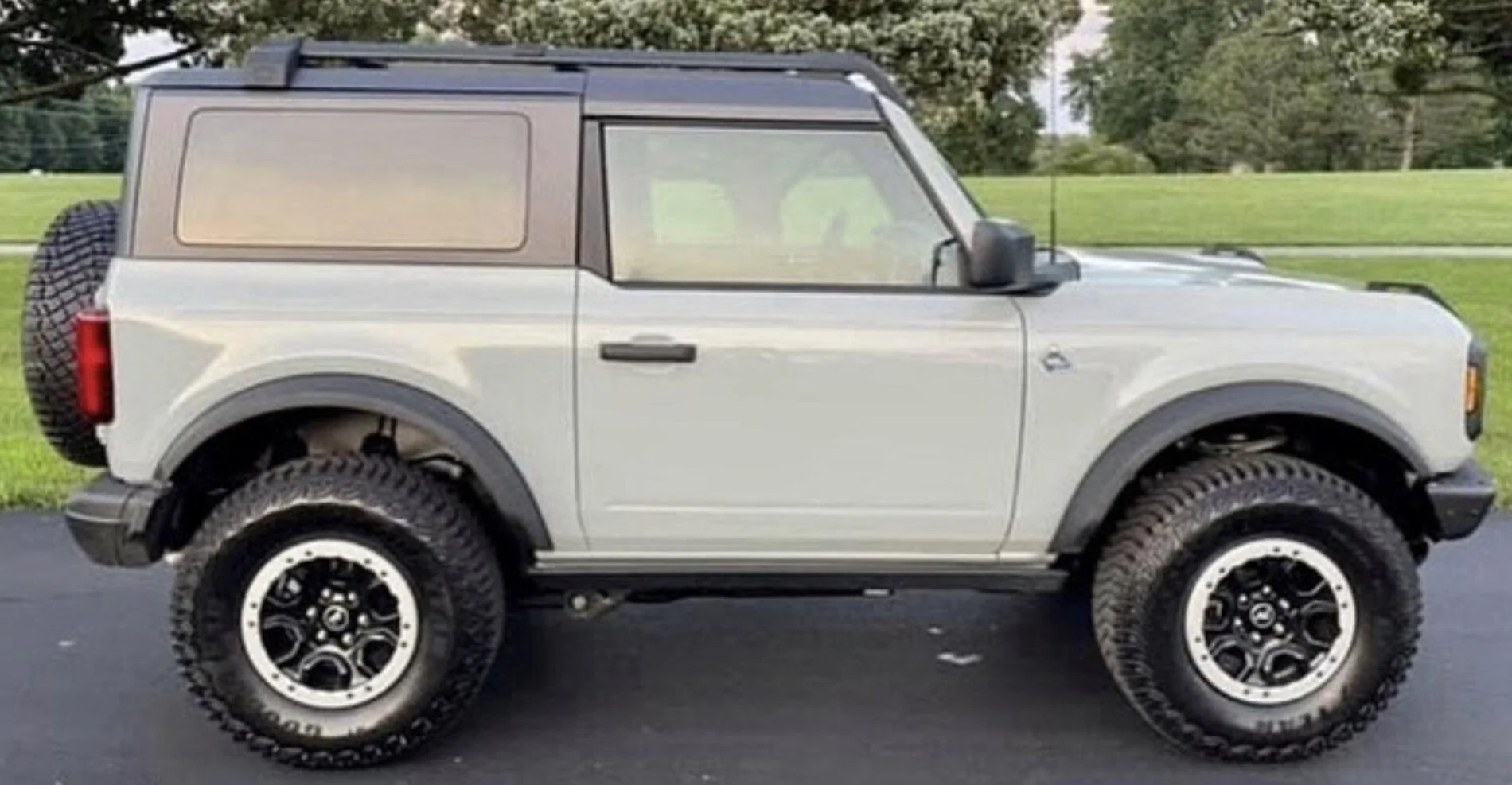 Ford Bronco CACTUS GRAY Bronco Club A5D39812-47E2-49CA-9FC7-2F0937E509E0