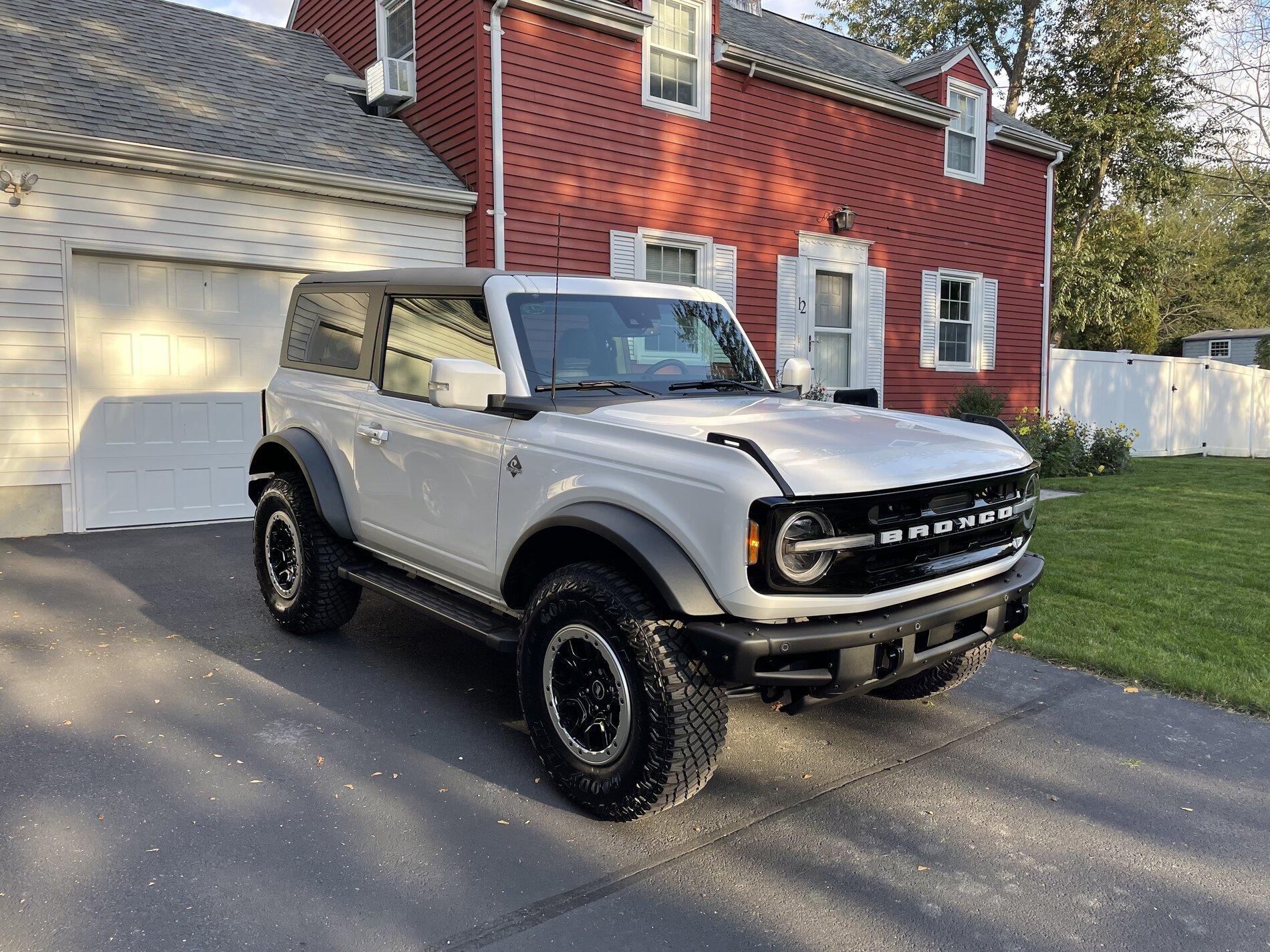 Ford Bronco OXFORD WHITE Bronco Club 19765947-968D-456F-9AC8-FAAA537601E7