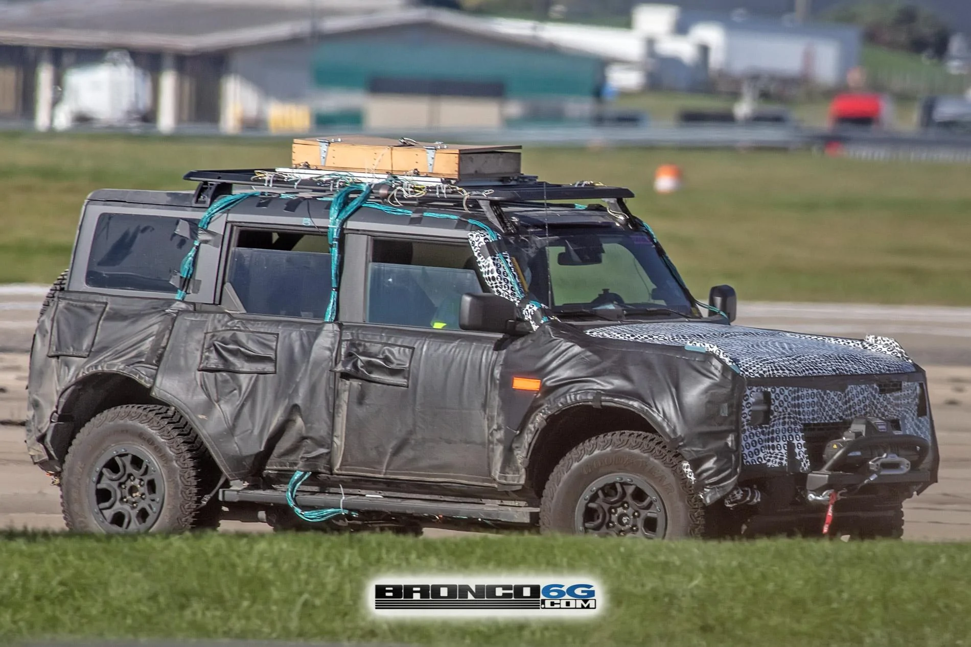 Ford Bronco 🕵🏻‍♂️ Spied! 2022 Bronco Everglades Showing Winch, Snorkel, Roof Rack 2022 Bronco Everglades winch snorkel roof rack - Bronco6G.com 3
