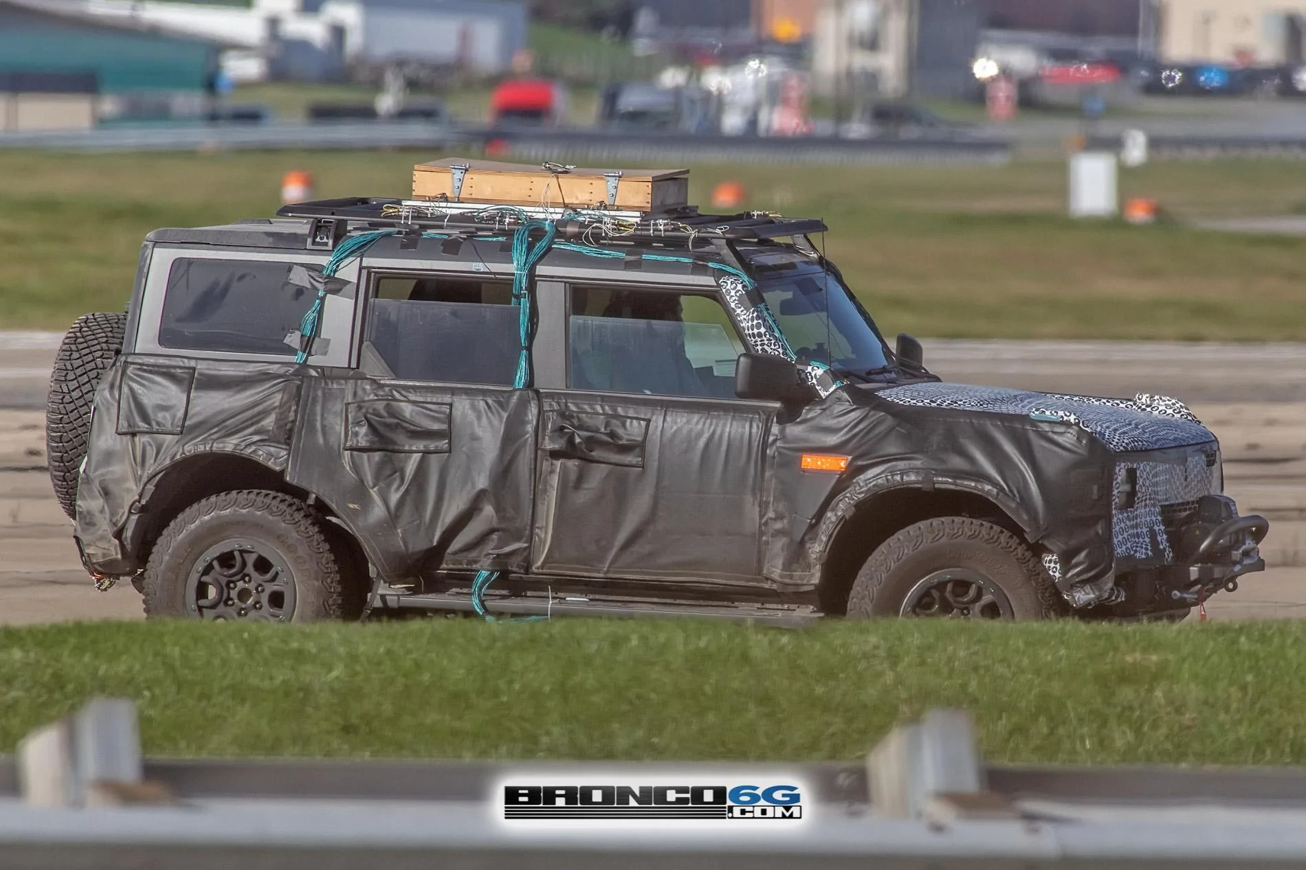 Ford Bronco 🕵🏻‍♂️ Spied! 2022 Bronco Everglades Showing Winch, Snorkel, Roof Rack 2022 Bronco Everglades winch snorkel roof rack - Bronco6G.com 4