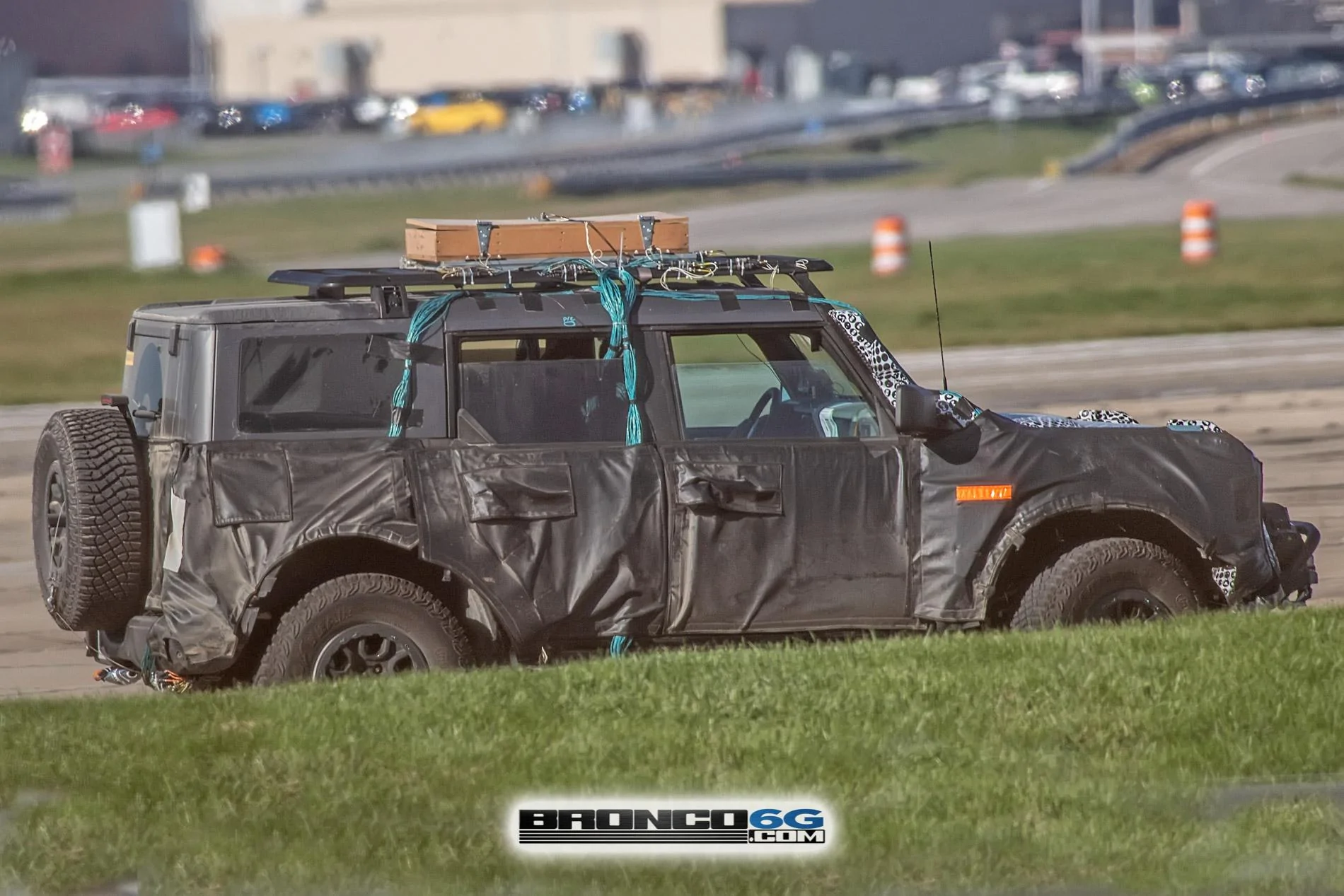Ford Bronco 🕵🏻‍♂️ Spied! 2022 Bronco Everglades Showing Winch, Snorkel, Roof Rack 2022 Bronco Everglades winch snorkel roof rack - Bronco6G.com 5