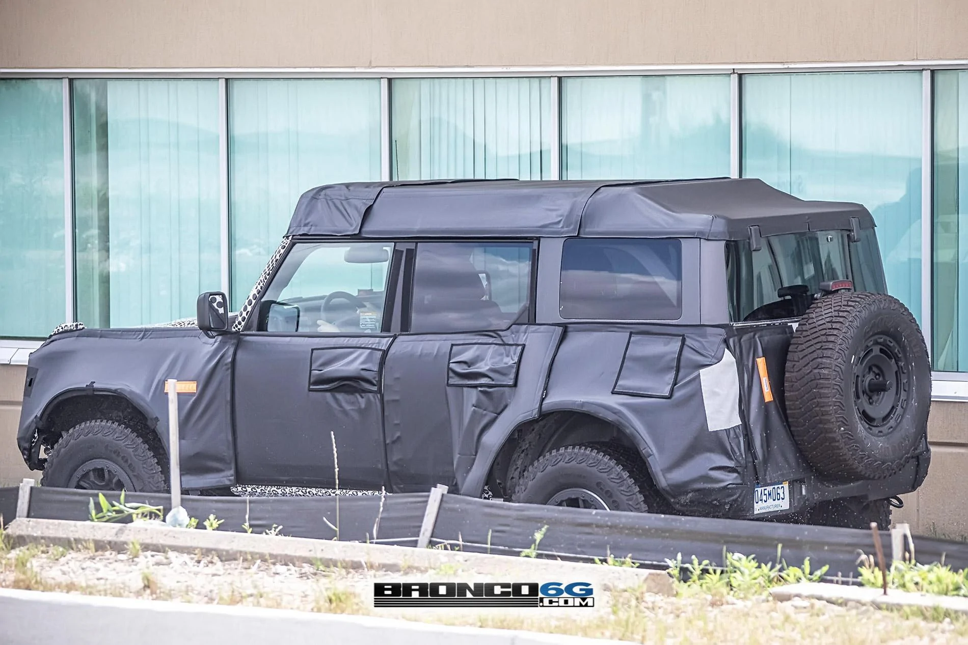 Ford Bronco 🕵🏻‍♂️ Spied! 2022 Bronco Everglades Showing Winch, Snorkel, Roof Rack 2022 Bronco Everglades winch snorkel roof rack - Bronco6G.com 30