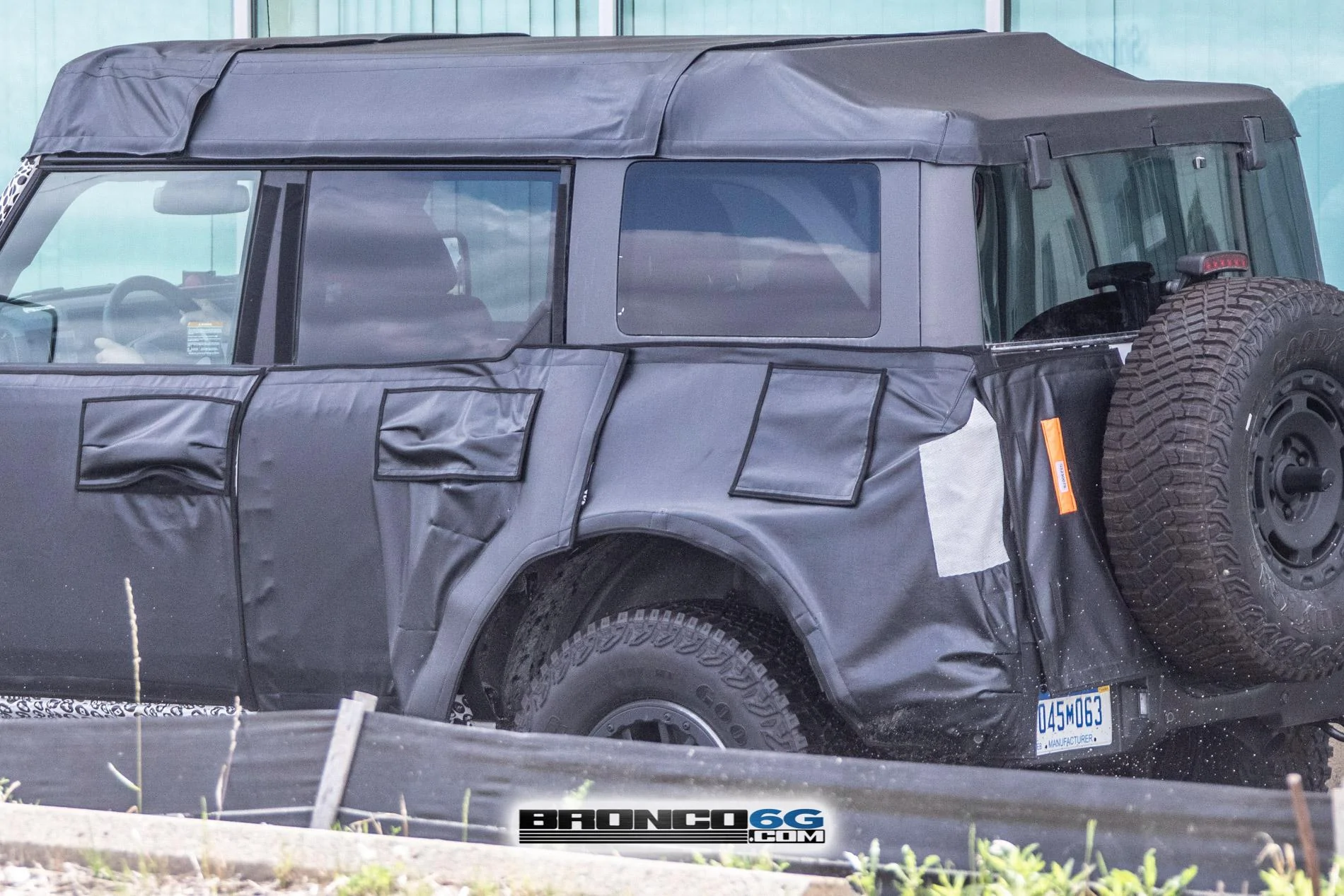 Ford Bronco 🕵🏻‍♂️ Spied! 2022 Bronco Everglades Showing Winch, Snorkel, Roof Rack 2022 Bronco Everglades winch snorkel roof rack - Bronco6G.com 31