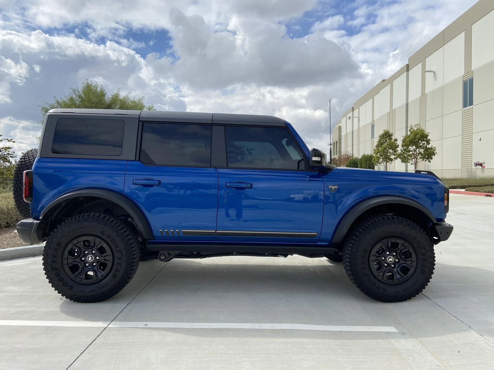 Ford Bronco LIGHTNING BLUE Bronco Club IMG_4073