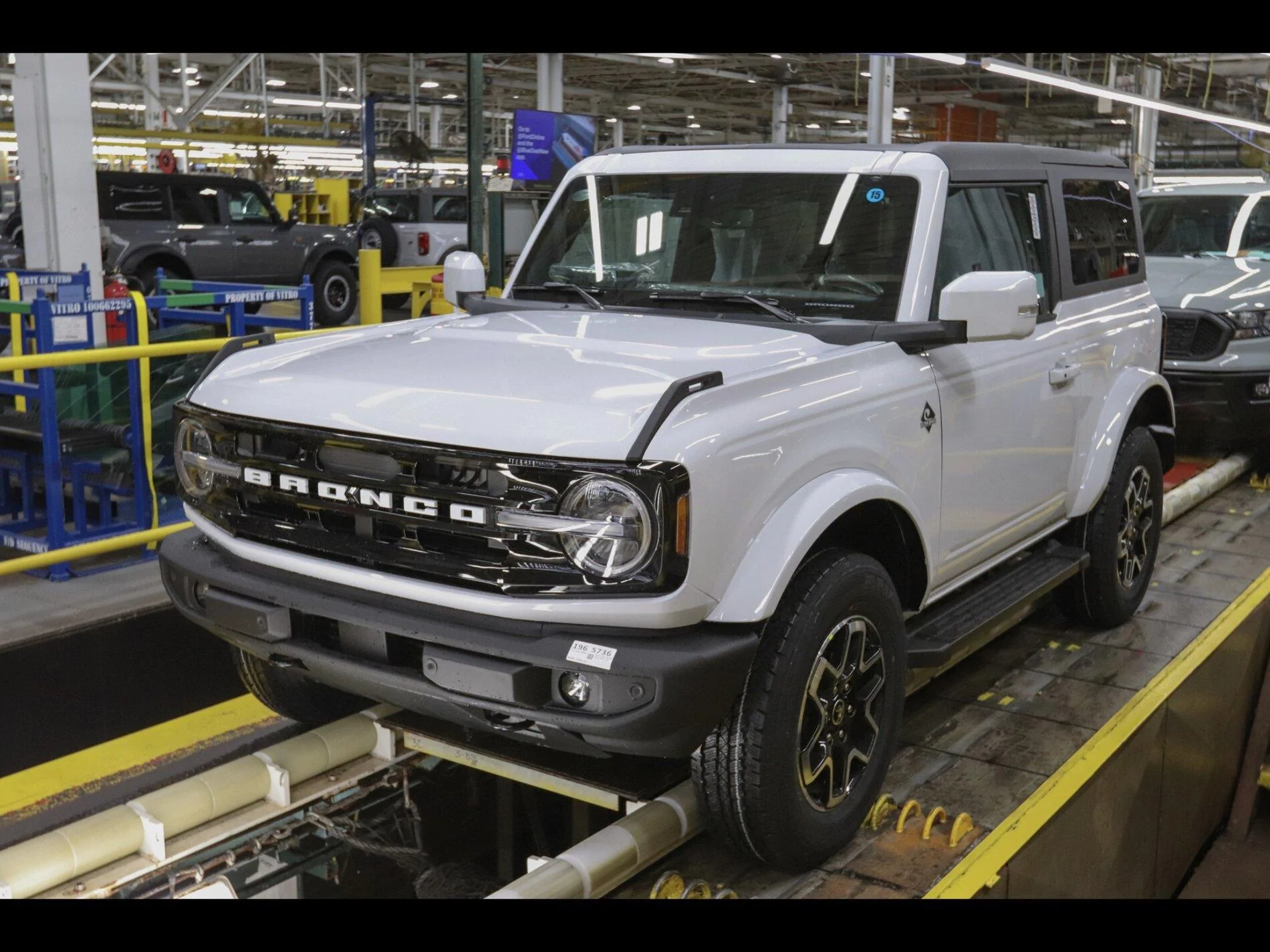 Ford Bronco OXFORD WHITE Bronco Club 0359A628-08E2-47D7-A4BE-CEEC20846E57